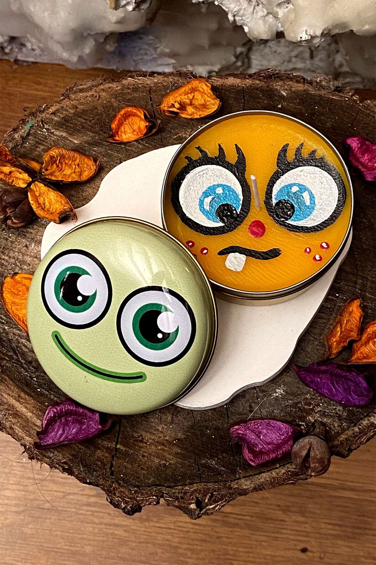 FANTASTİK SANAT ATÖLYESİ Dekoratif Hediyelik Kapaklı Metal Kutuda Emoji Mum - Bal Kokulu Soya Wax - Çap 7,5 Cm