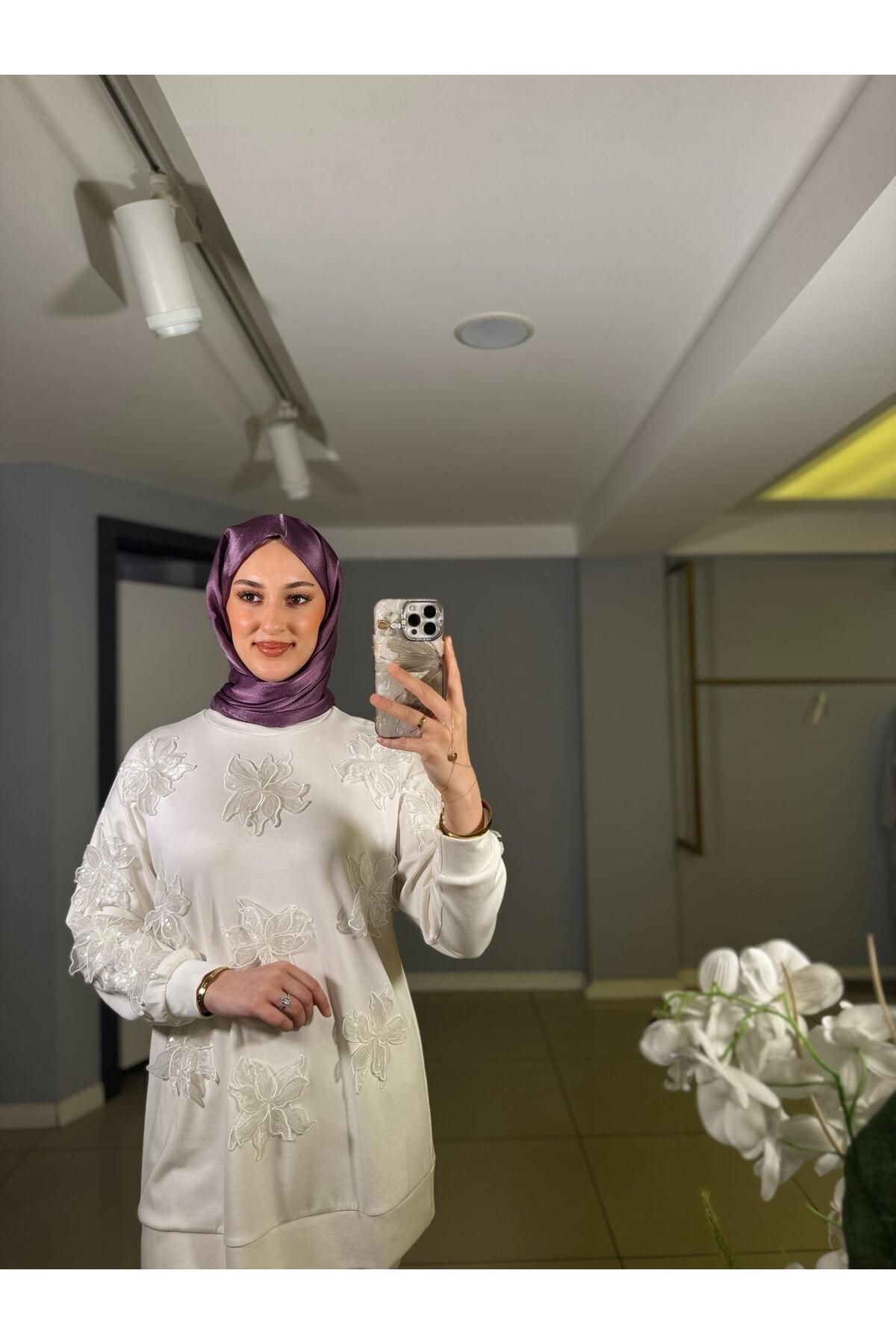 Moodbasic Marwa by moodbasic PULLU ÇİÇEK NAKIŞLI SWEAT