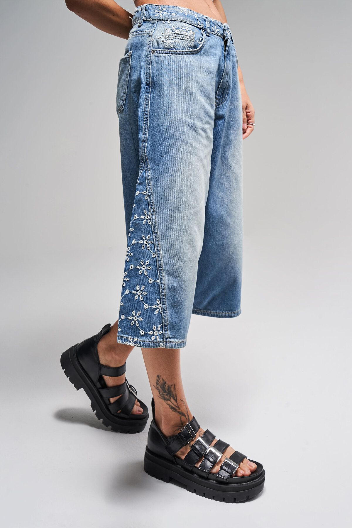 its basic Kadın Mavi Kot Rengi 2S5-75 Çiçek Nakışlı Maxi Boy Tasarım Denim Şort