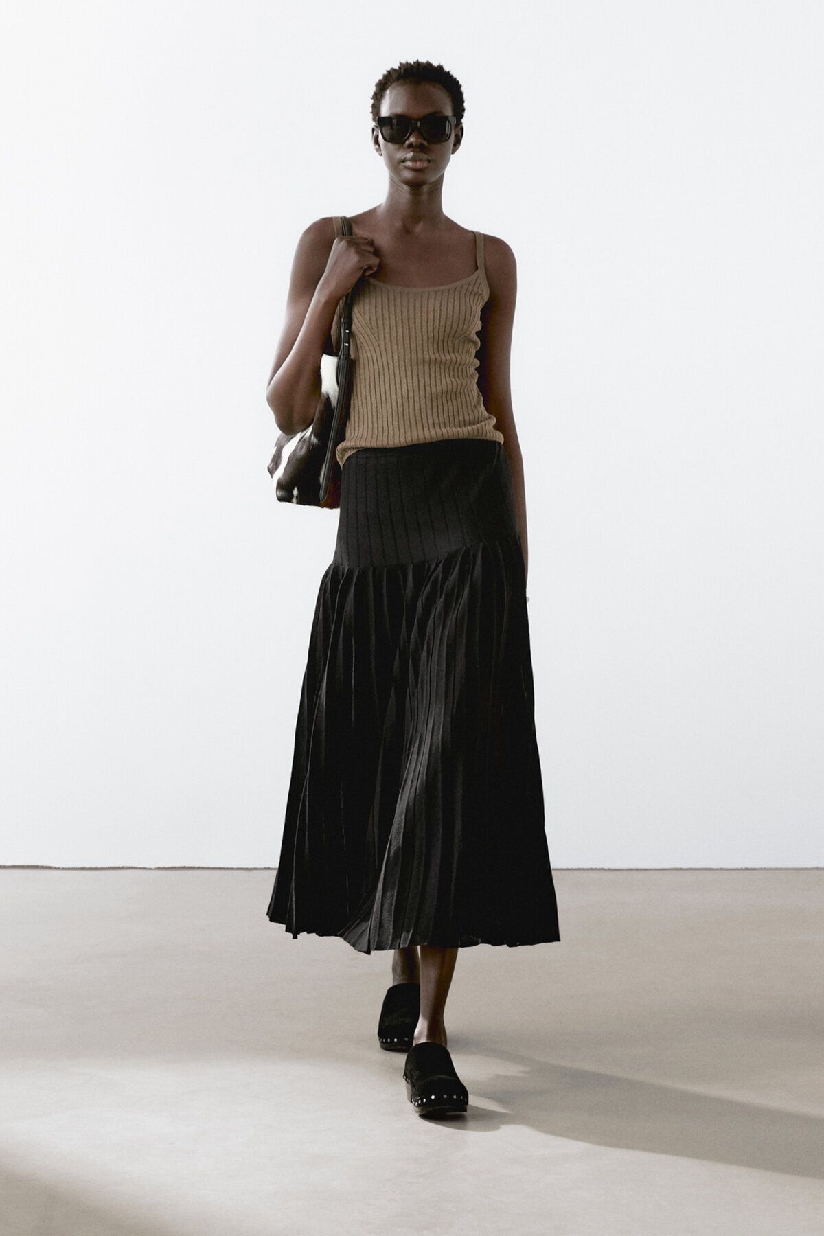 Massimo Dutti Şeffaf detaylara sahip pileli midi etek