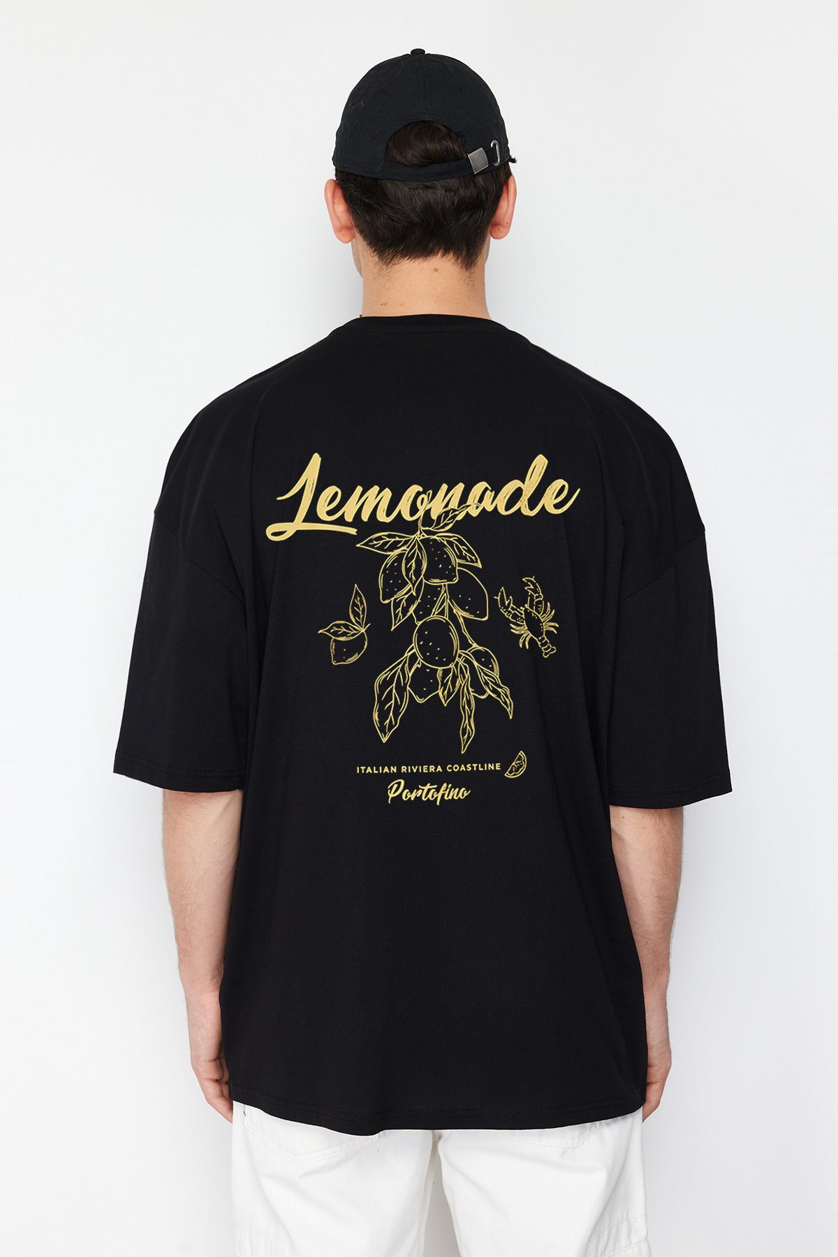 TRENDYOL MAN Siyah Oversize/Geniş Kesim Sırt Limon Baskılı %100 Pamuklu T-Shirt TMNSS23TS00089