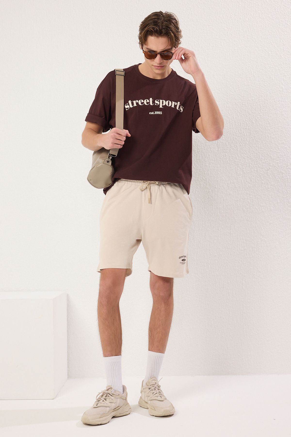 Trendyolmilla Man Kahverengi-Taş Oversize/Geniş Kesim %100 Pamuklu Şort - T-Shirt Eşofman Takımı TMNSS25EM00004