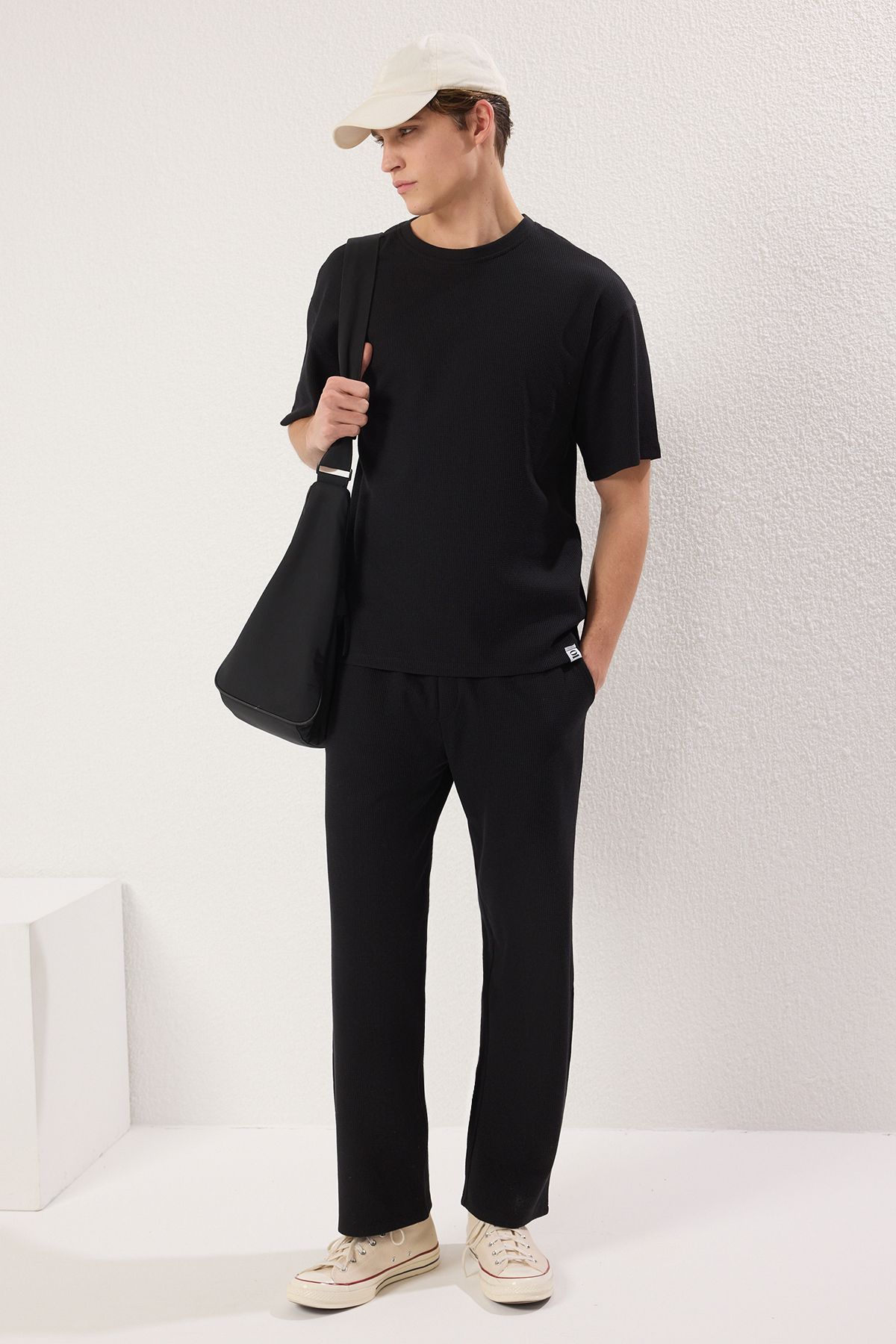 Trendyolmilla Man Siyah Oversize/Geniş Kesim Dokulu Eşofman Takımı TMNSS25EM00010