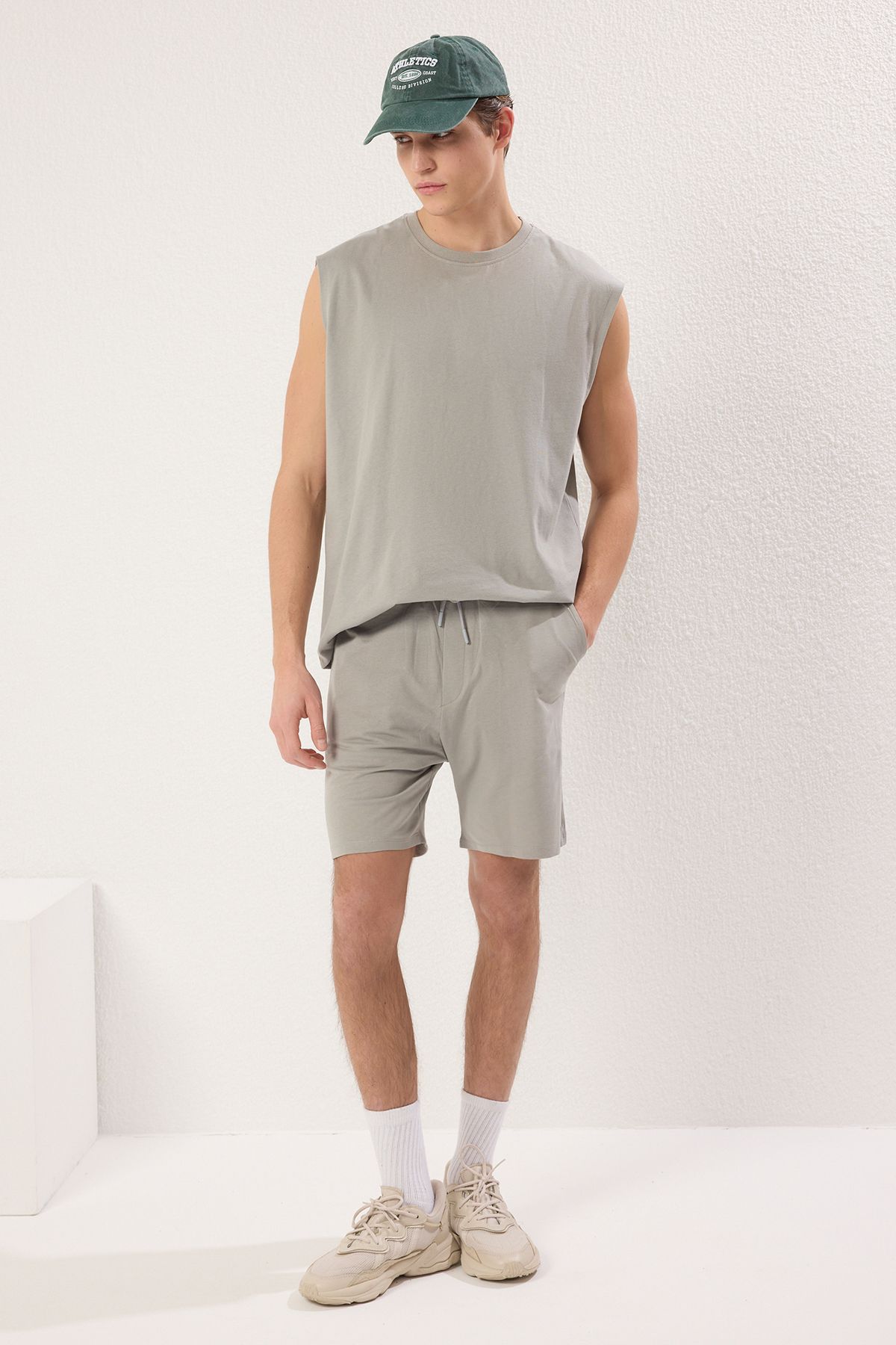 Trendyolmilla Man Gri 2'li Oversize/Geniş Kesim Atlet-Şort %100 Pamuklu Eşofman Takımı TMNSS25EM00003