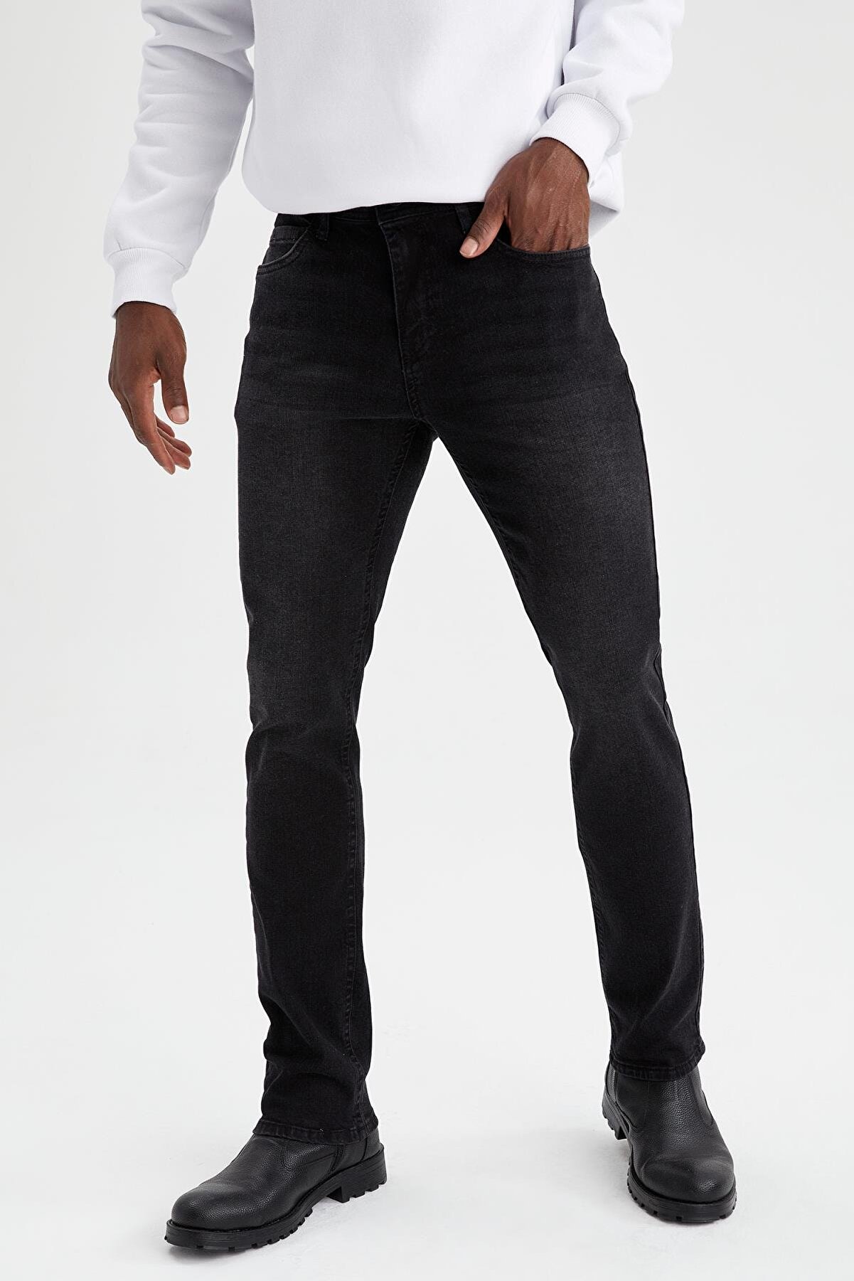 Defacto Erkek Siyah Sergio Regular Fit Normal Bel Boru Paça Jean Pantolon R8803AZ21AU