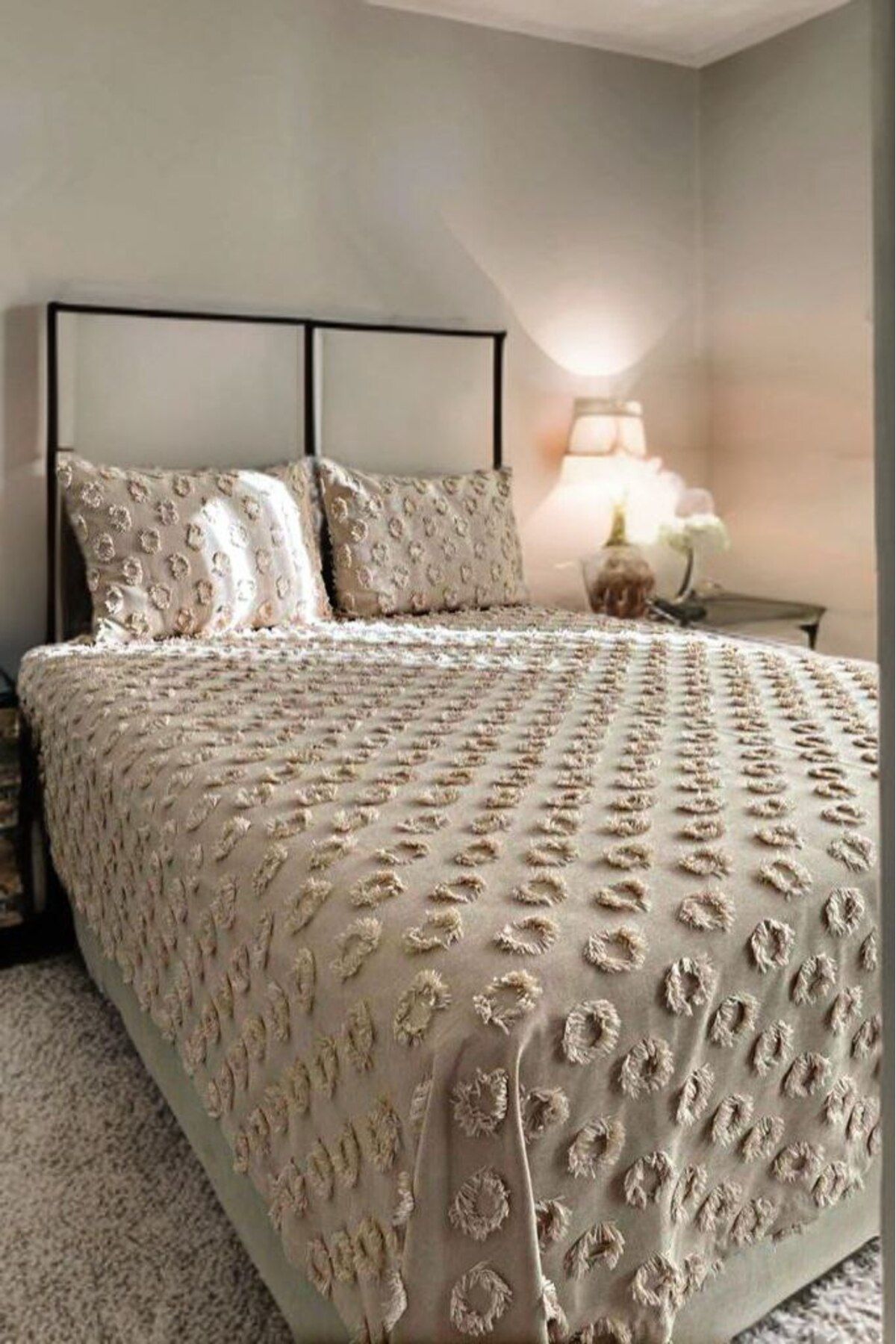 gold home collection Bej Rengi Ponponlu Lüks Yatak Örtüsü Takımı Çift Kişilik ( 3 Parça ) Kalıte Ponponlu