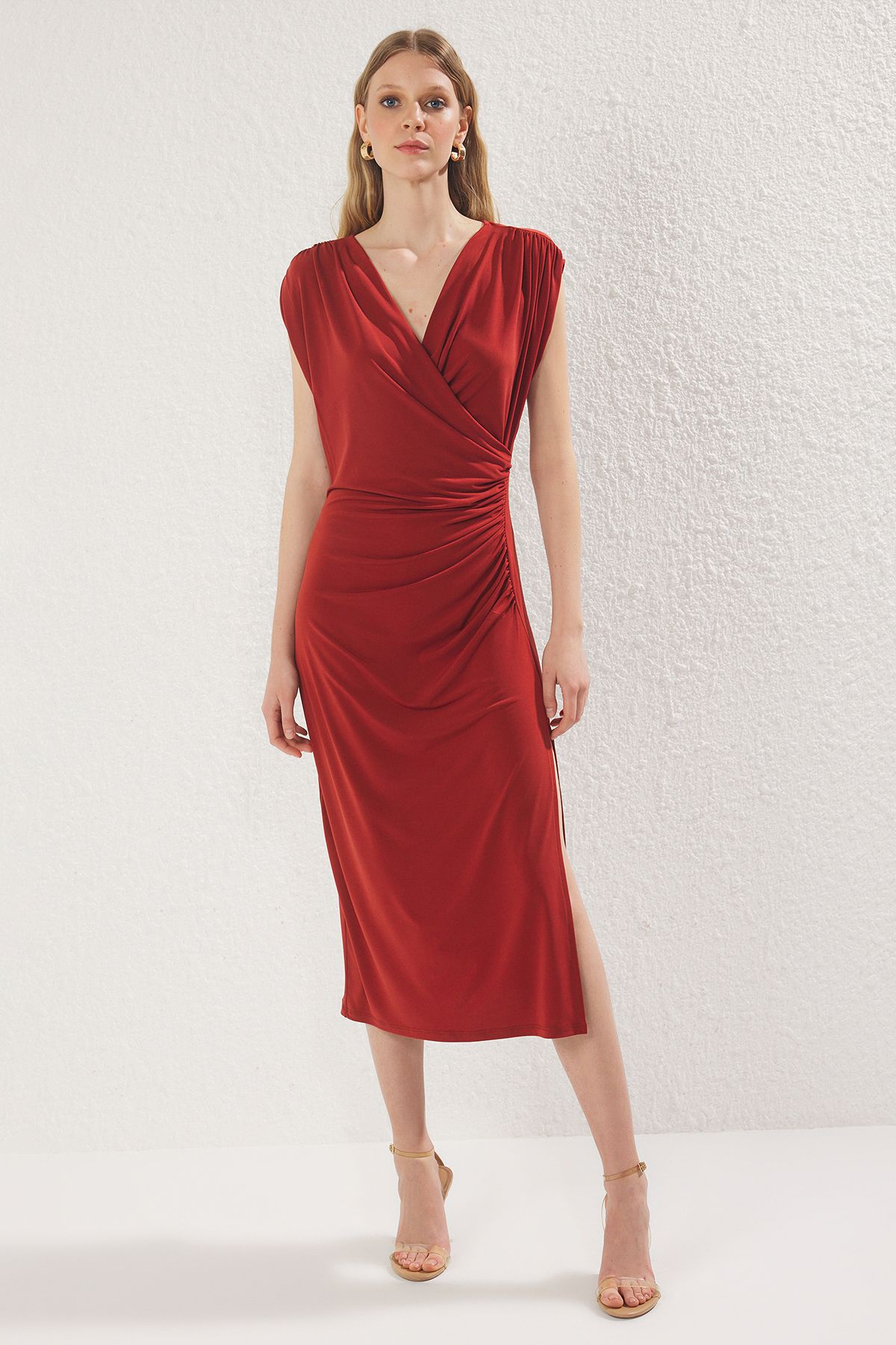 Trendyolmilla Kiremit Düz Büzgü / Drape Midi Büzgü Drape Detaylı Kruvaze Yaka  Örme Elbise TWOSS25EL00098
