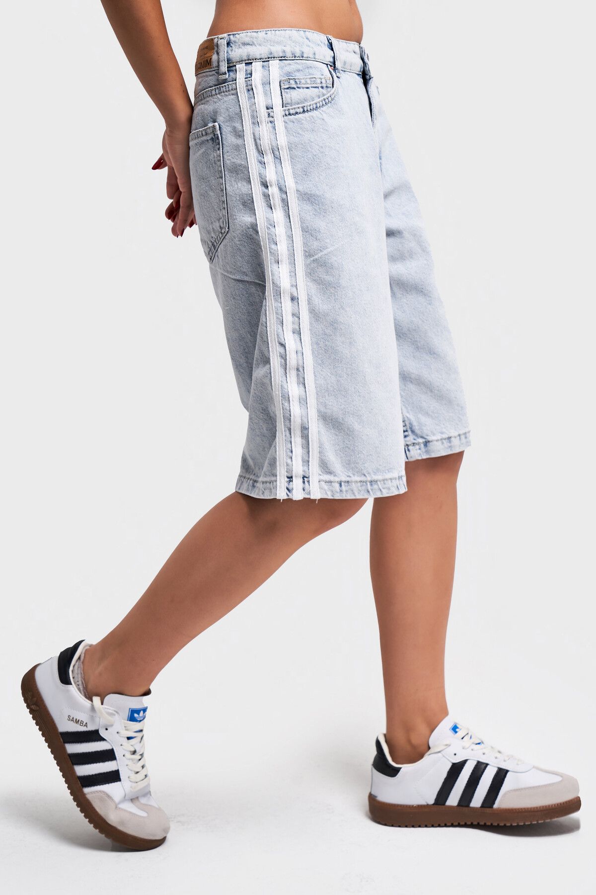 its basic Kadın Snow Kot Rengi Yandan Şerit Detaylı Tasarım Midi Boy Denim Şort