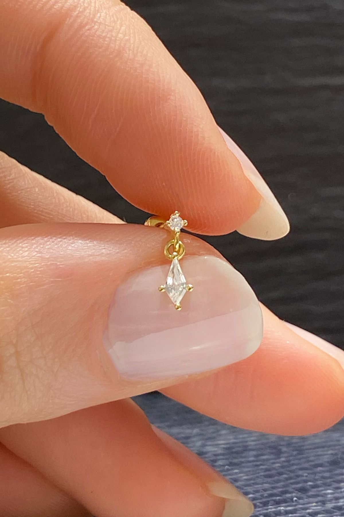 La femme by begum Beyaz Mini Tektaş Karo Sallantı Arka Top Döndürmeli Gold Gümüş Piercing,helix,flat,tragus,conch