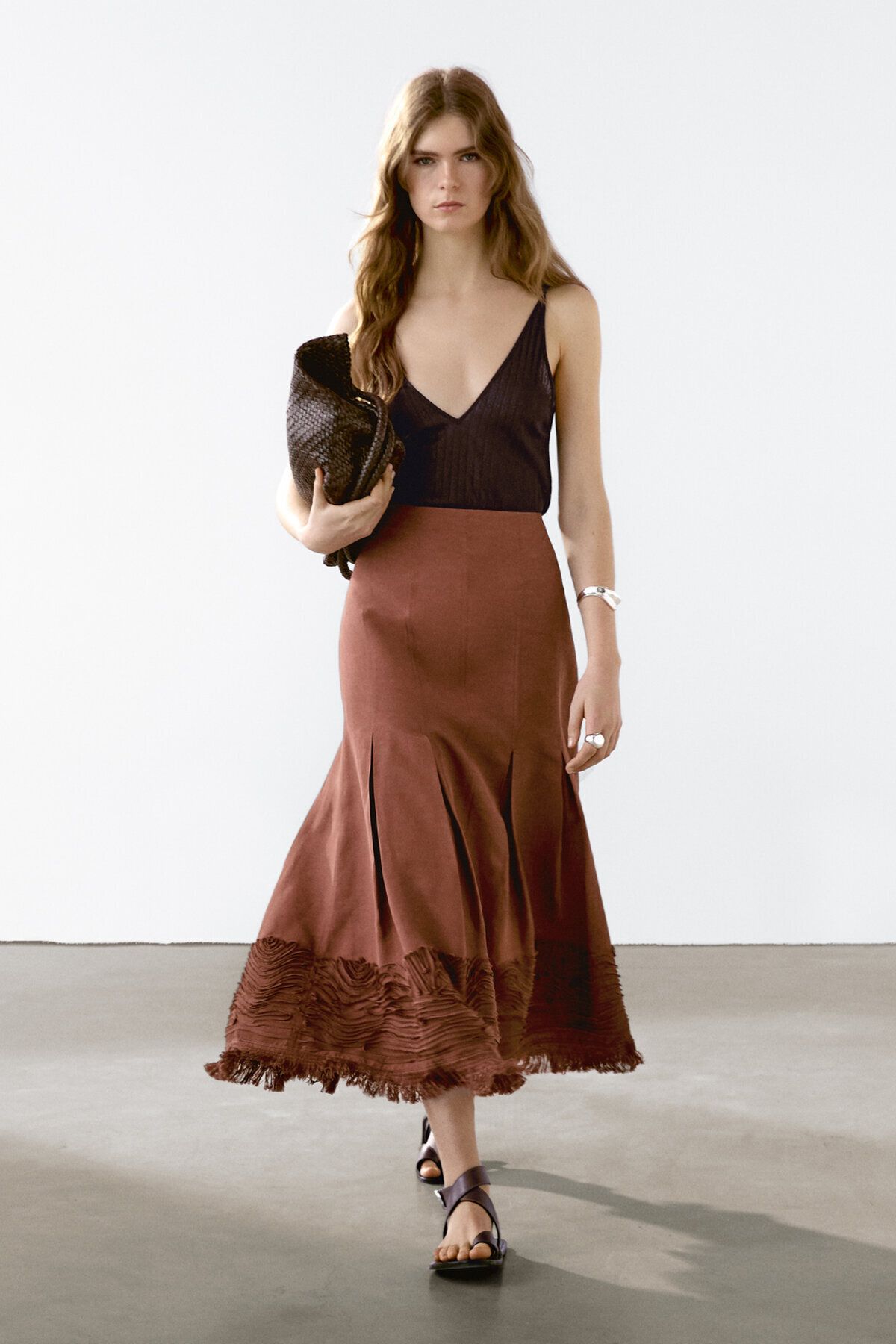 Massimo Dutti İşlemeli dökümlü midi etek