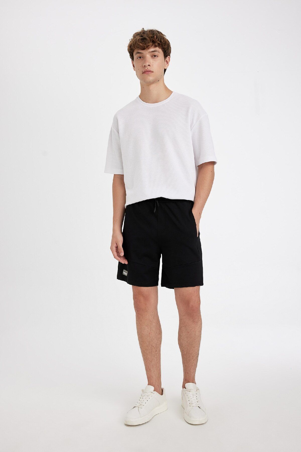 Defacto Slim Fit Dar Kesim Dar Paça Basic Düz Şort B8674ax24sm