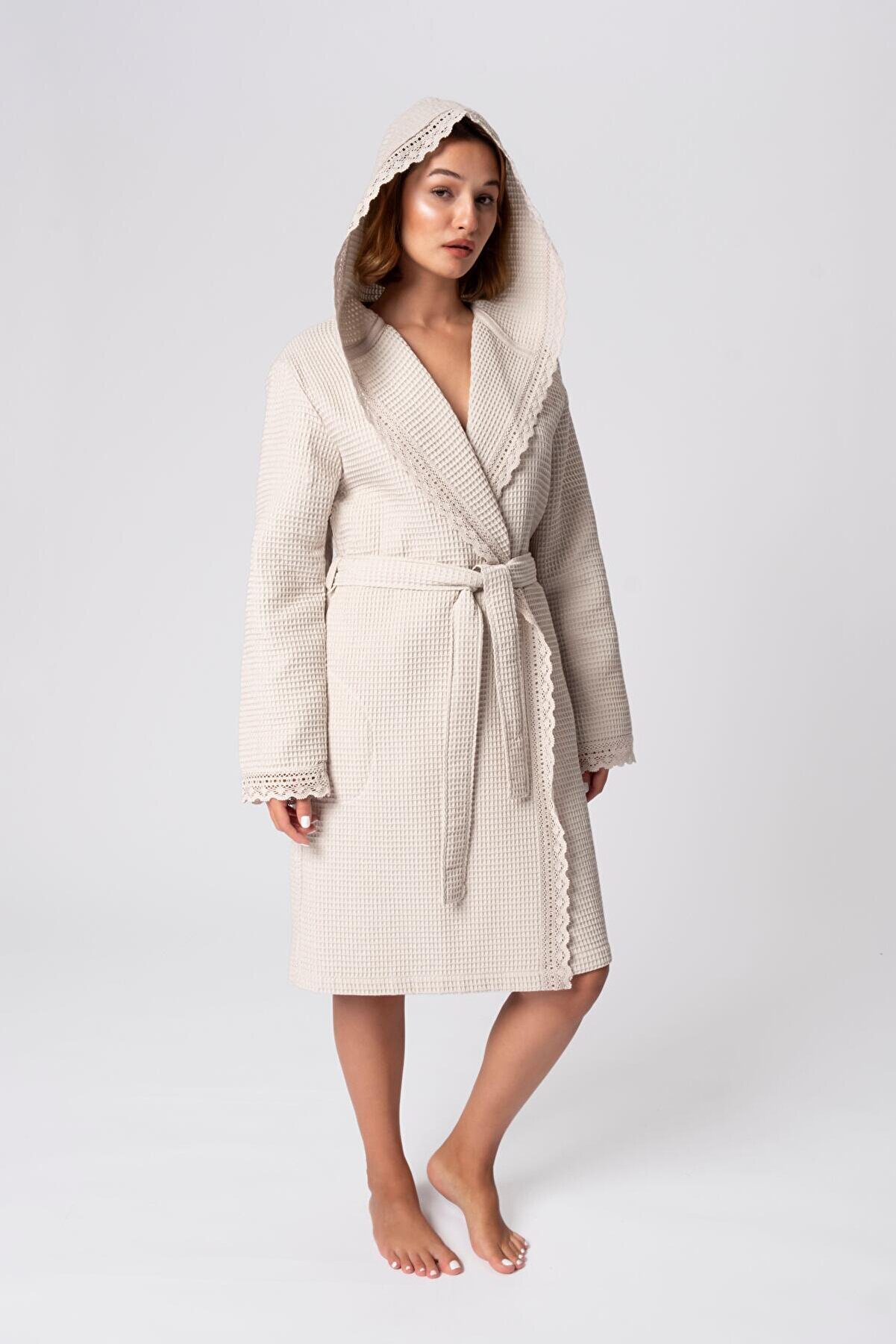Ellia Soft %100 Pamuklu Yumuşak Pike Kapşonlu Kutulu Dantelli Yazlık Bornoz