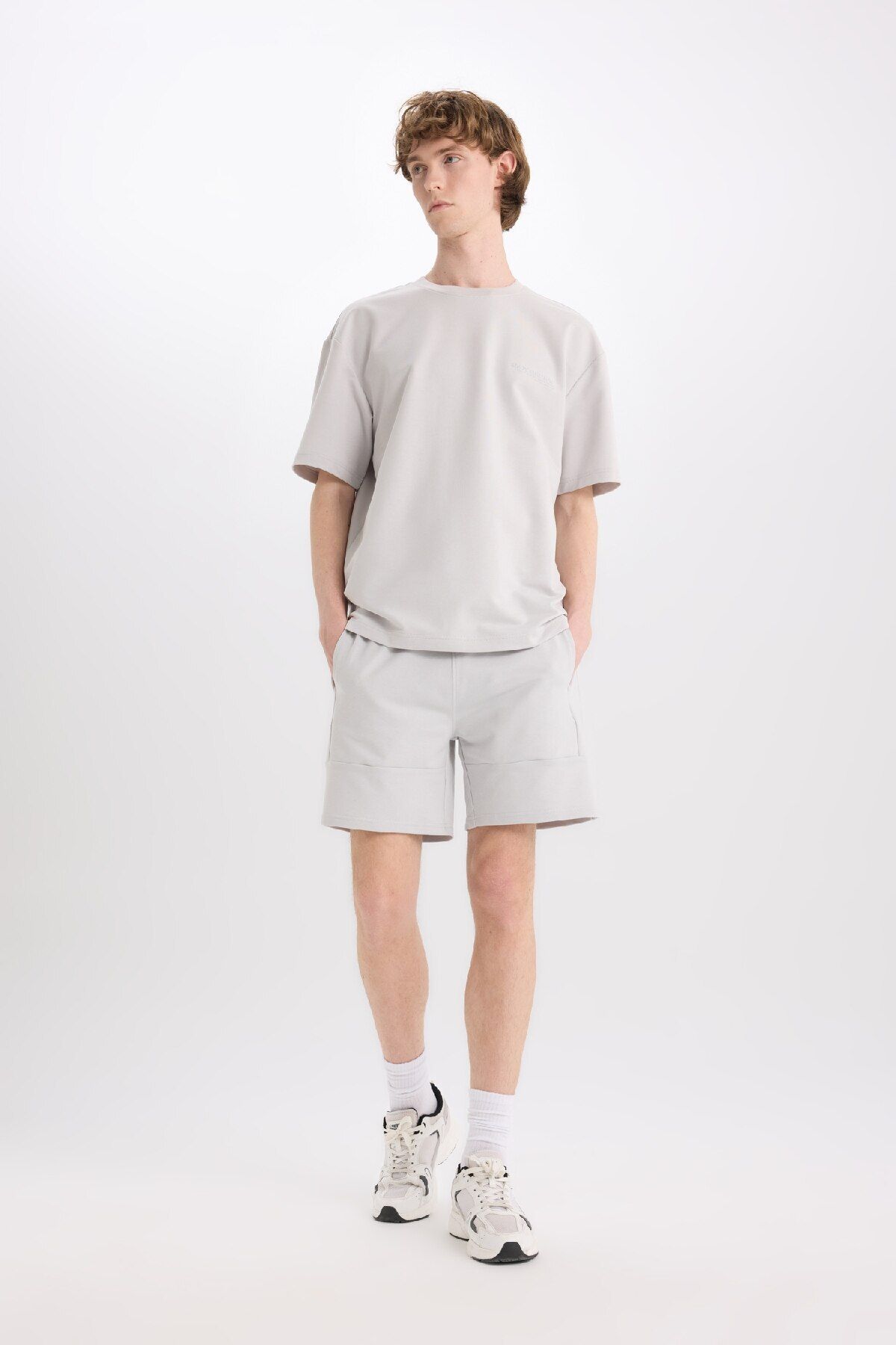 Defacto Slim Fit Dar Kesim Dar Paça Basic Düz Şort B8674ax25sp
