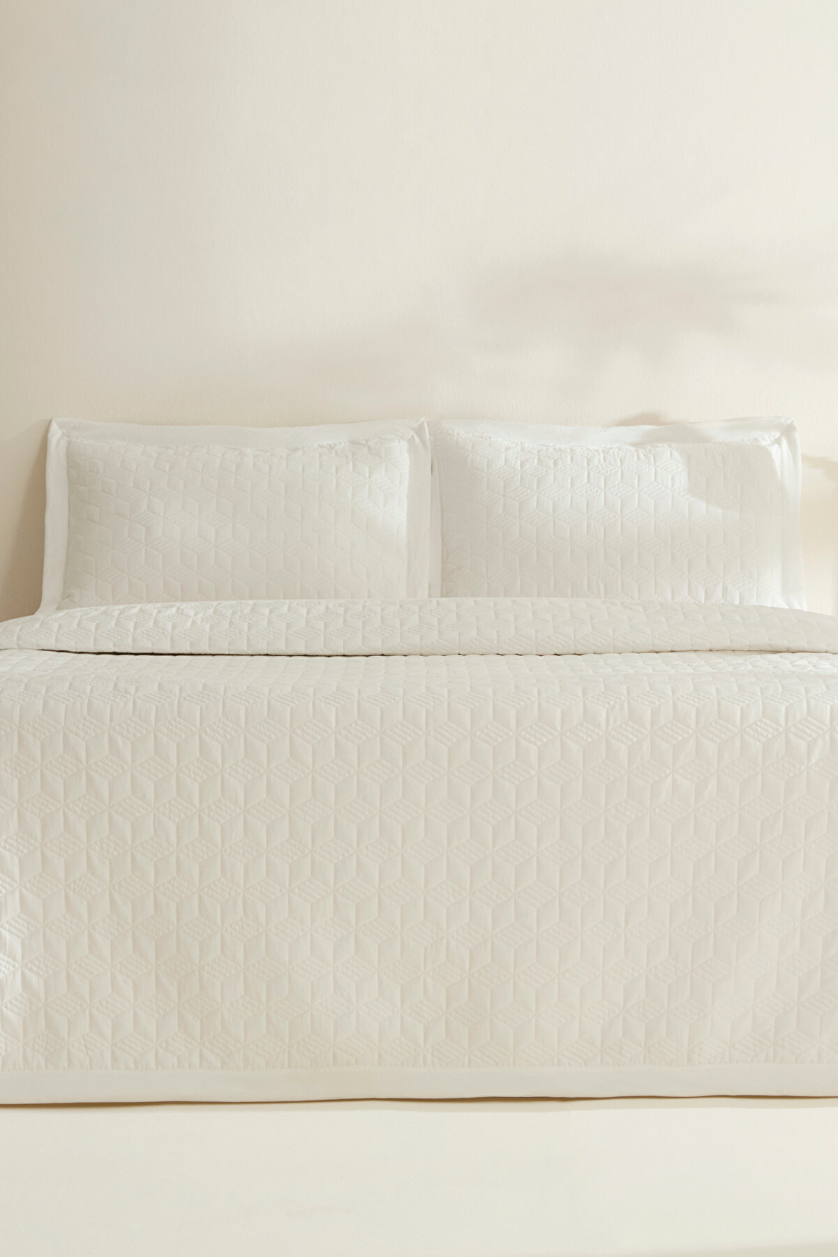 Karaca Home Liora Çift Kişilik Yatak Örtüsü Beyaz - Şık ve Konforlu Uyku Deneyimi