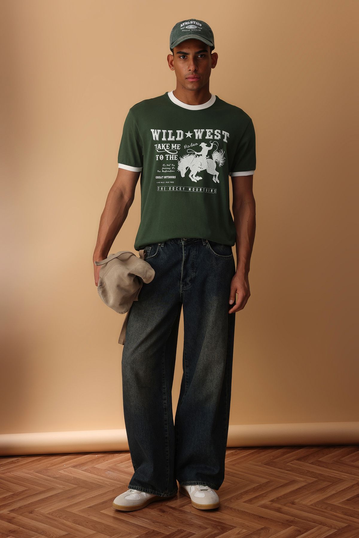 TRENDYOL MAN Haki Modern Herritage Regular/Normal Kesim %100 Pamuklu Baskılı T-Shirt TMNSS25TS00126