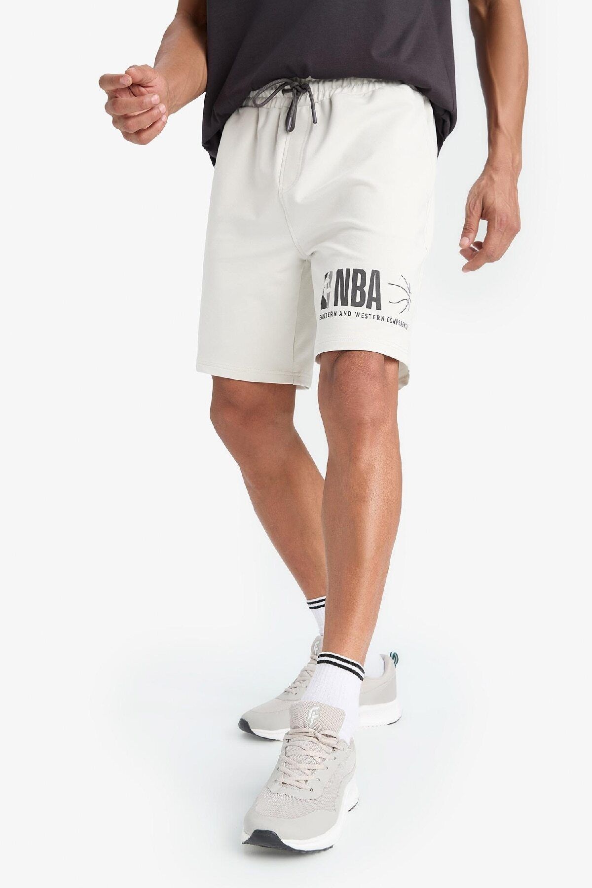 Defacto DeFactoFit NBA Wordmark Standart Fit Kısa Paça Şort E2187AX25SM
