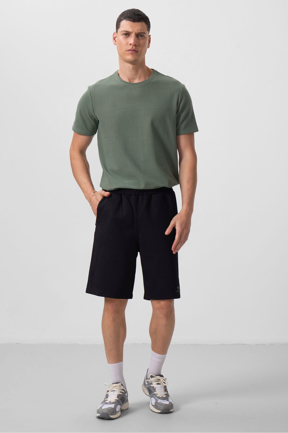 TOMMY LIFE Siyah Yüzeyi Dokulu Oversize Erkek Şort - 81288