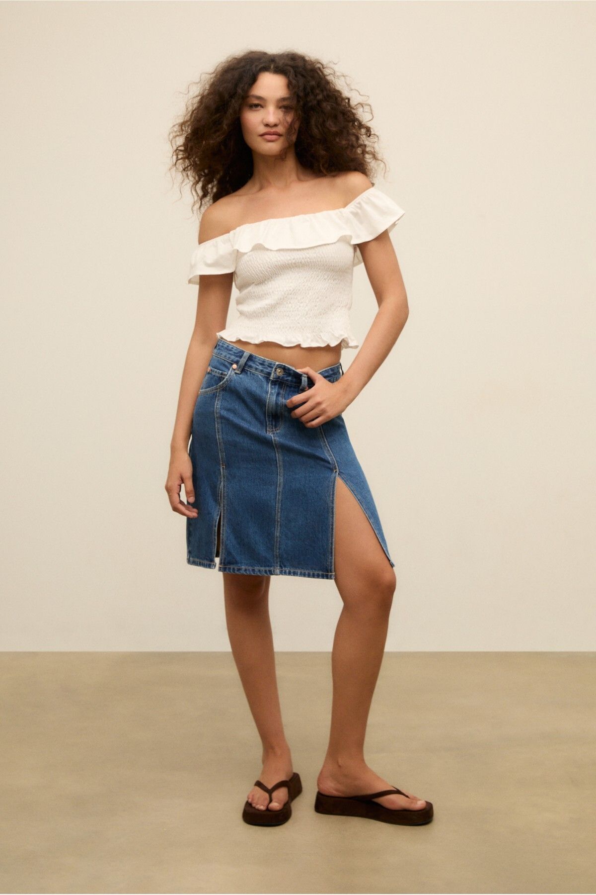 Stradivarius Çift yırtmaçlı denim midi etek