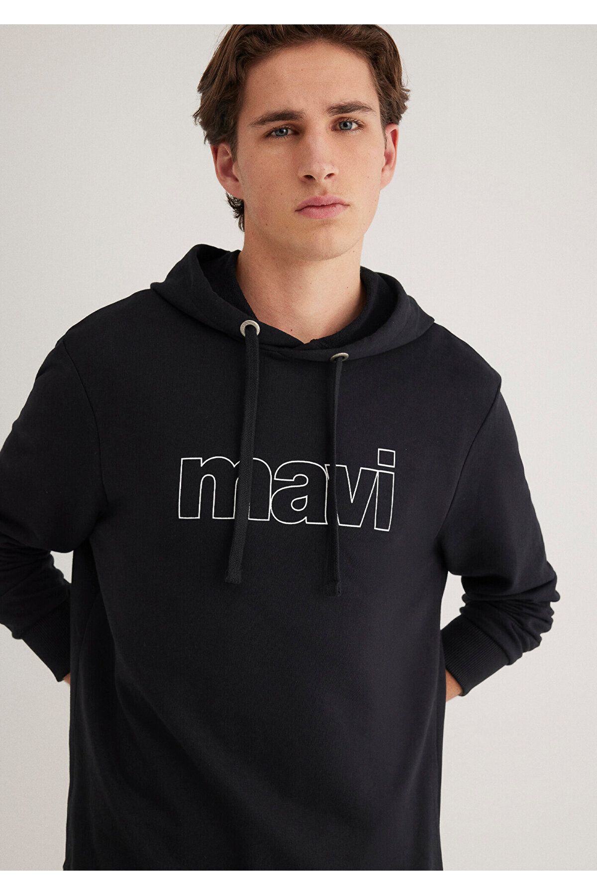 Mavi Logo Baskılı Kapüşonlu Siyah Sweatshirt 065606-900