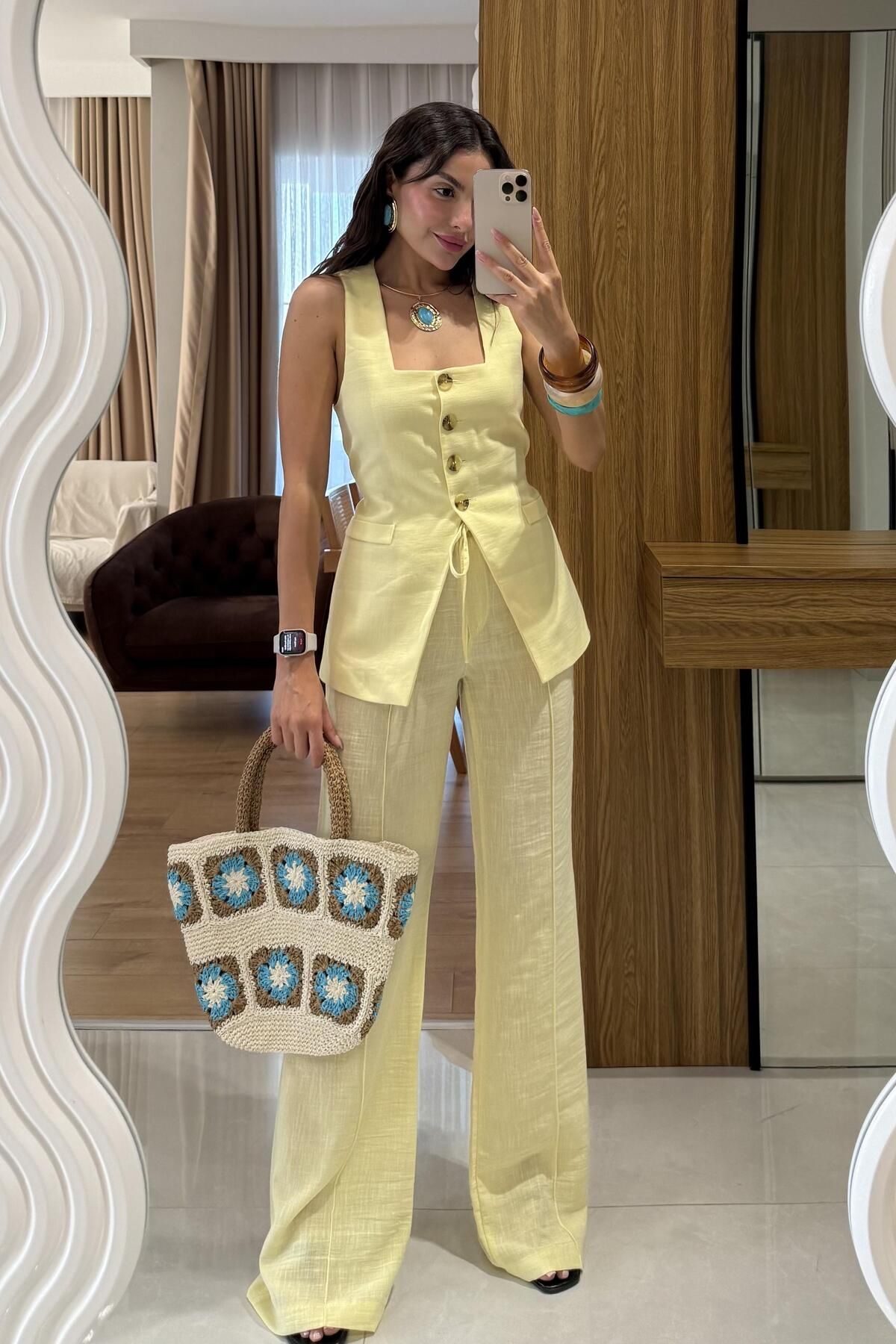 Gizem Ecemiş Elyor Sarı Yelekli Takım