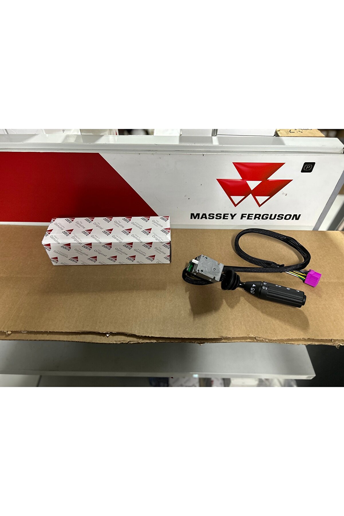 Massey Ferguson Yeni seri 5s 6s 7s 5700/6700 /7700 Far sinyal kolu 4351035M2