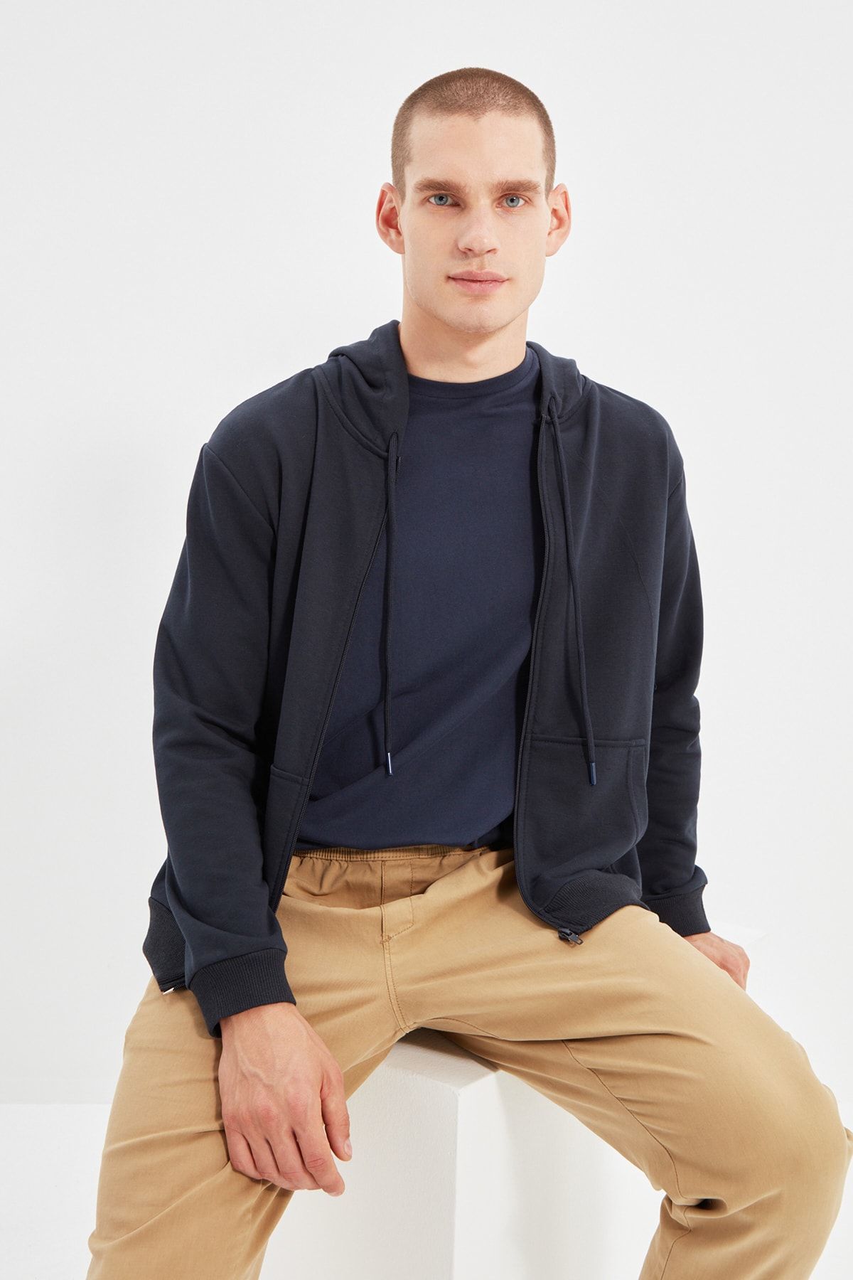 TRENDYOL MAN Lacivert Basic Kapşonlu Regular/Normal Kesim Fermuarlı Sweatshirt TMNAW20SW0262