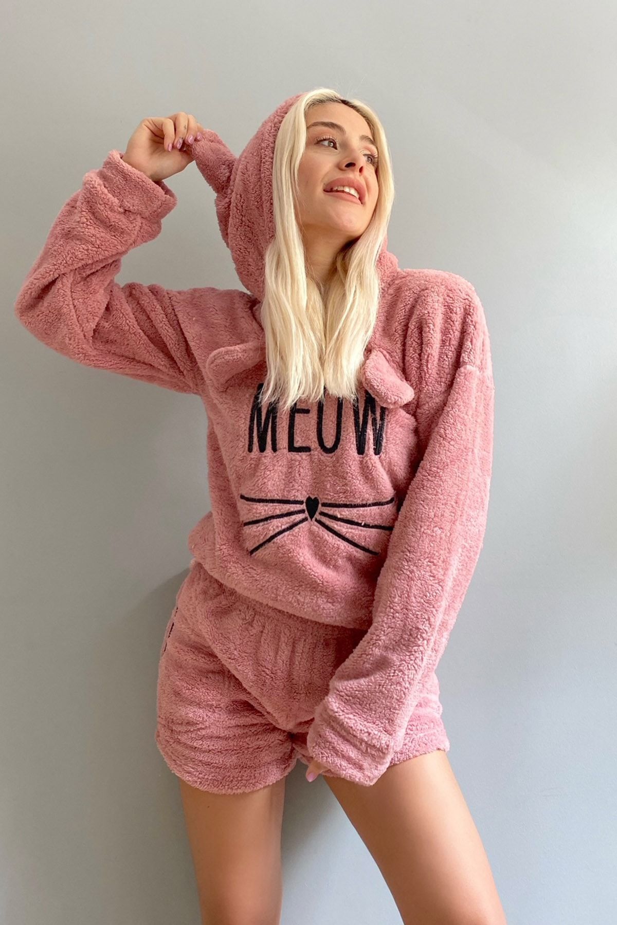 Pijamaevi Kadın Pudra Meow Desenli Şortlu Tam Peluş Pijama Takımı