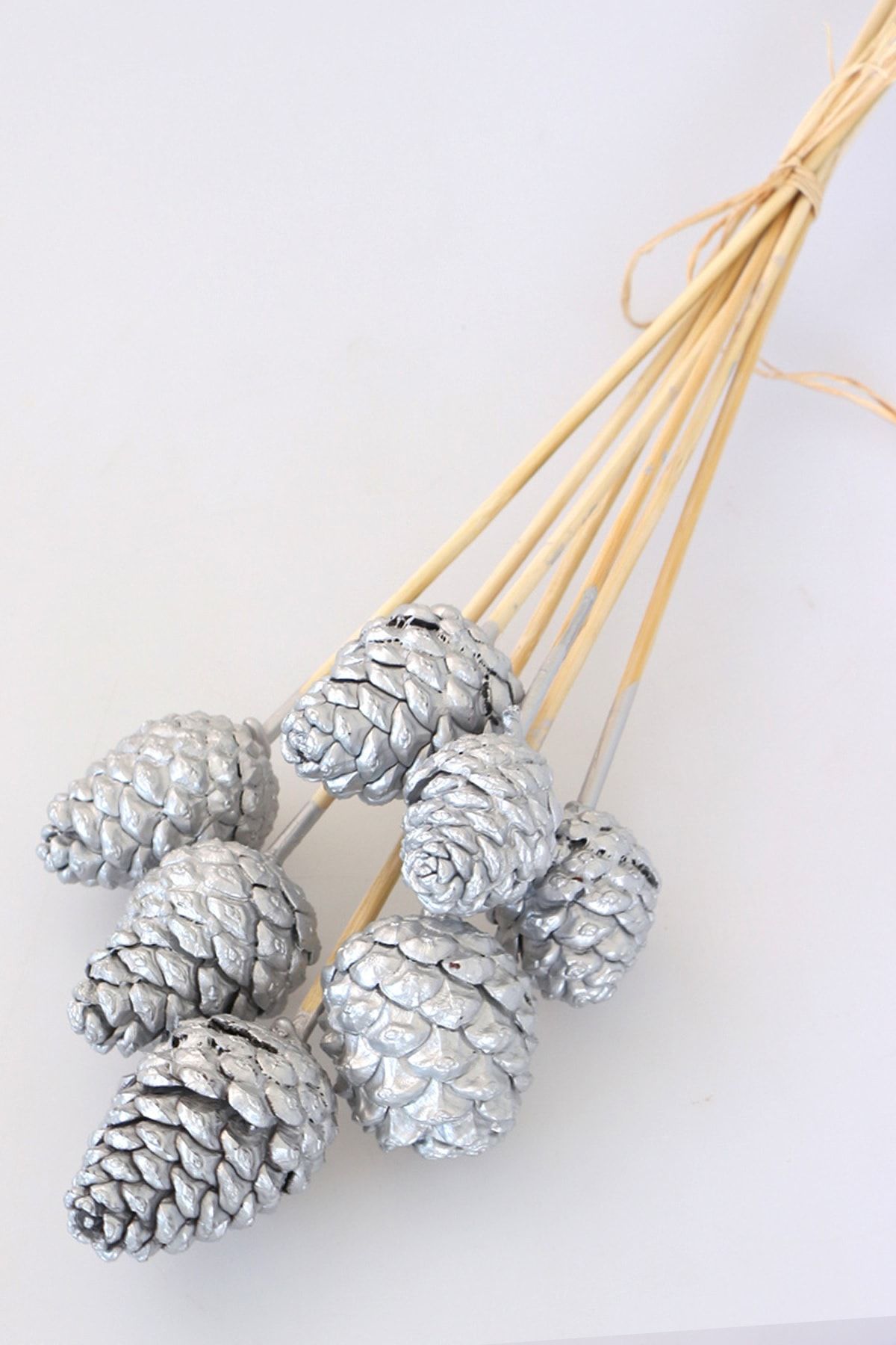 Yapay Çiçek Deposu 7Li Çam Kozalak Bambu Saplı Gümüş Renk (Silver)