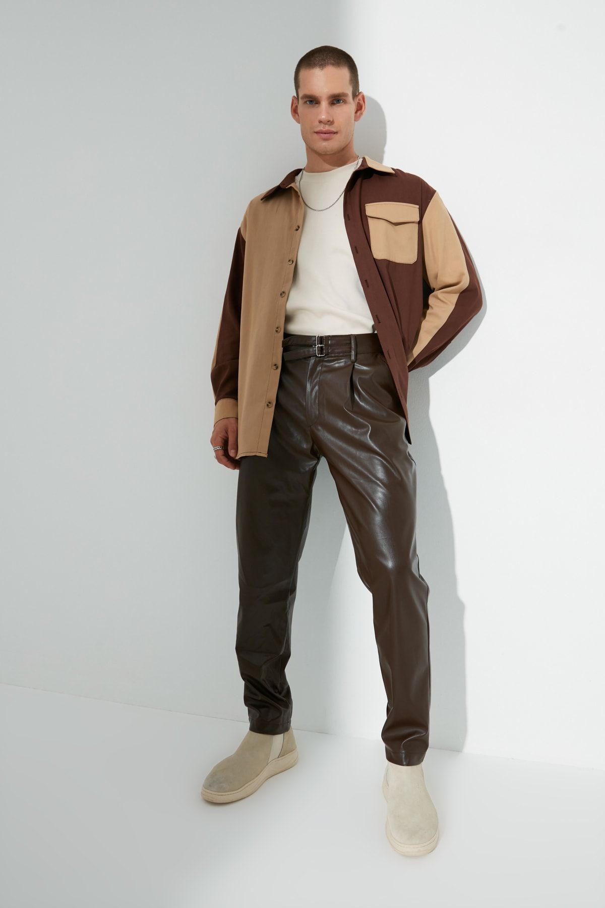 TRENDYOL MAN Limited Edition Kahverengi Erkek Baggy Fit Kemer Tokalı Pileli PU Pantolon