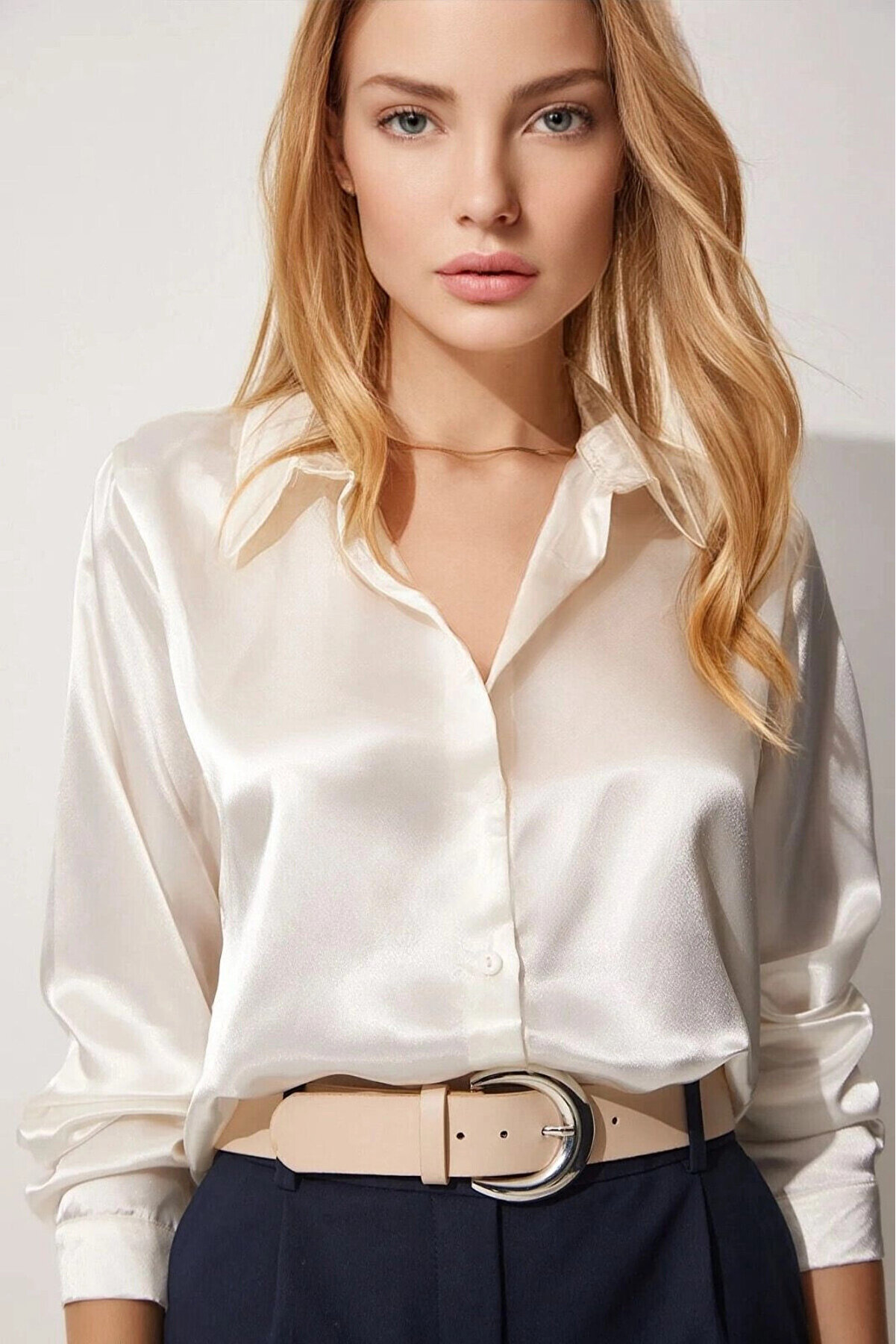 Hazelin Kadın Açık Krem Saten Gömlek - Hafif Dökümlü Ürün