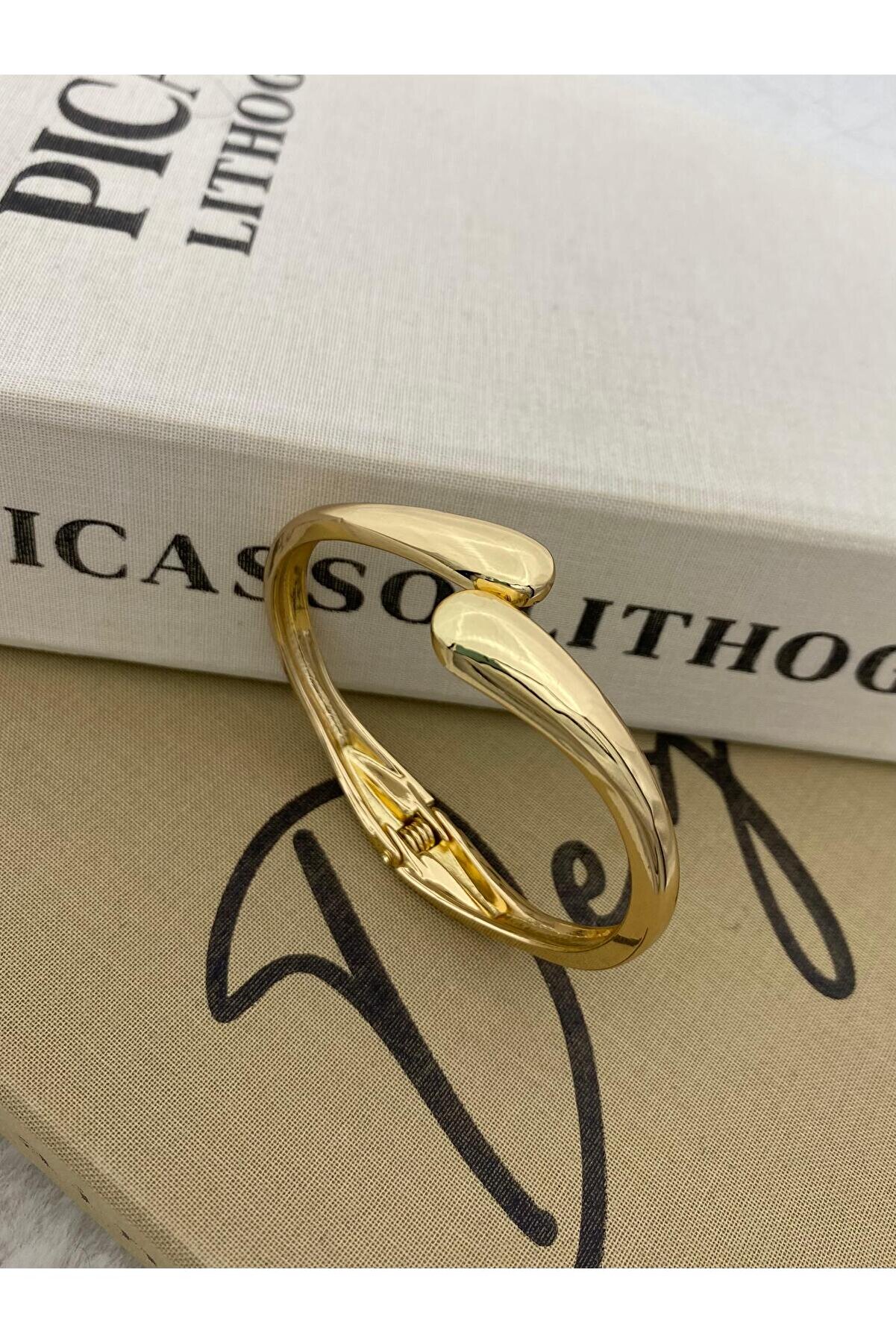 Hedef Bijuteri Gold Drop Design Bracelet - Elegant & Unique