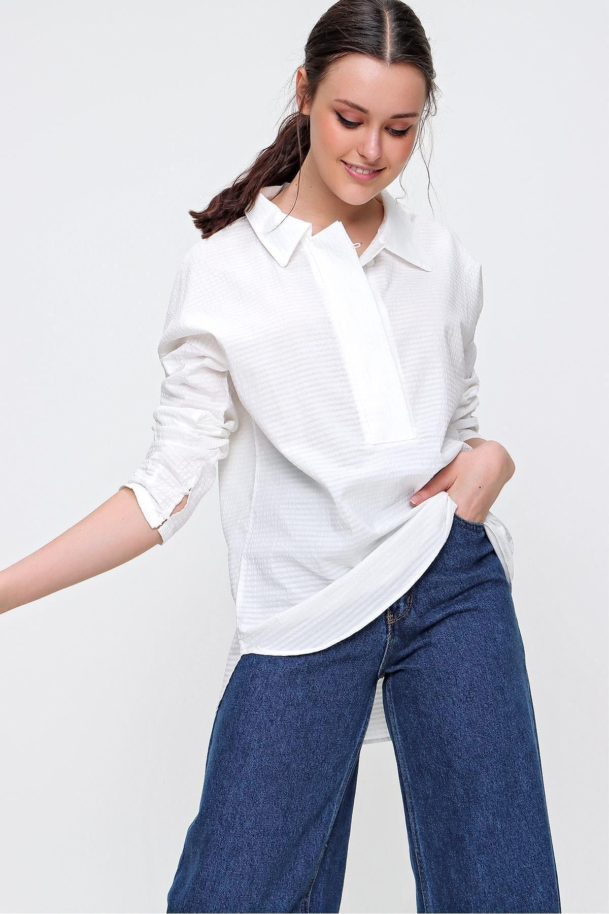 Trend Alaçatı Stili Kadın Beyaz Armürlü Gömlek Yaka Yarım Patlı Dokuma Bluz Esq0016