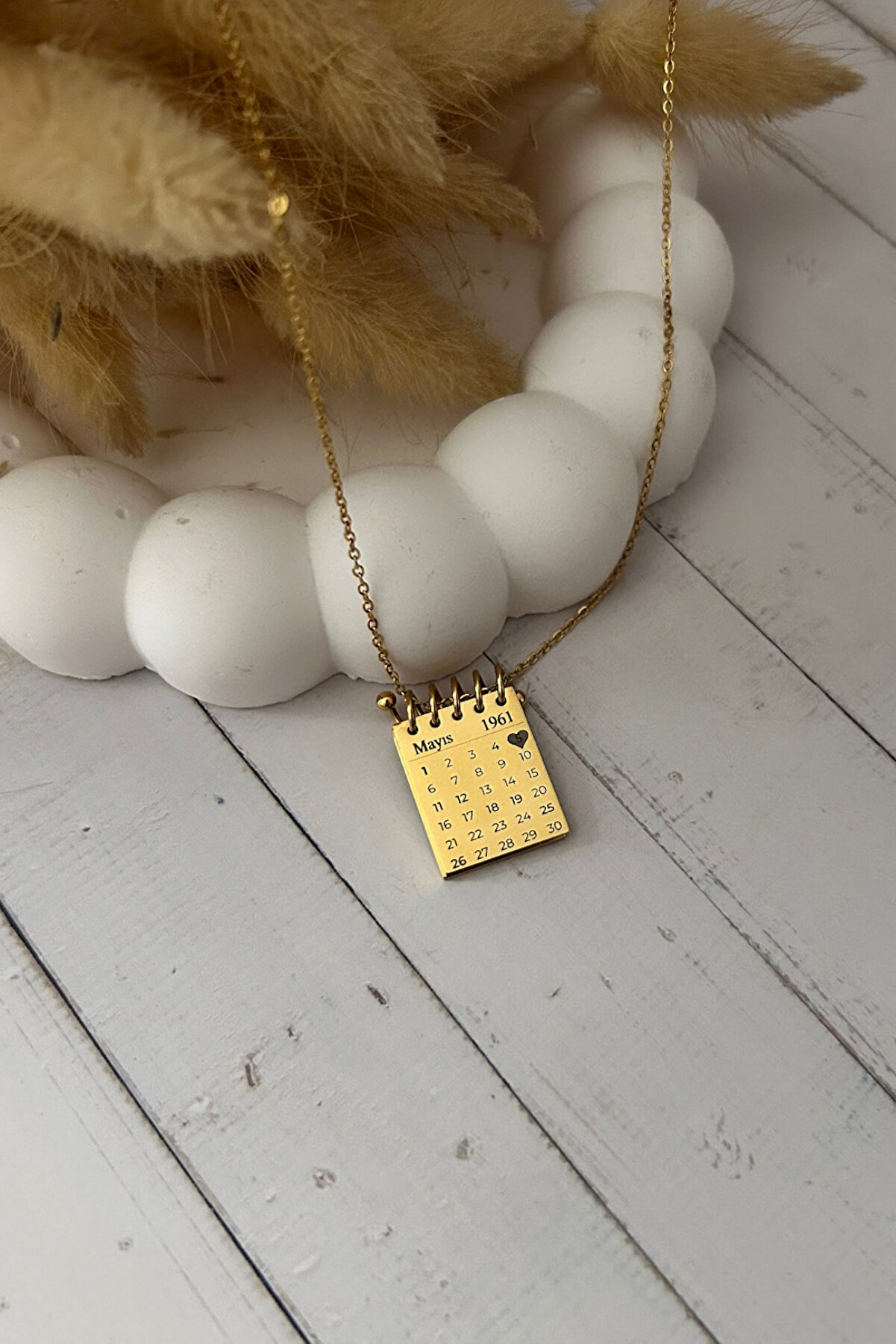 Narflake Kişiye Özel Takvim Tasarımlı Defter Çelik Kadın Kolye – Özel Tarih Anısı