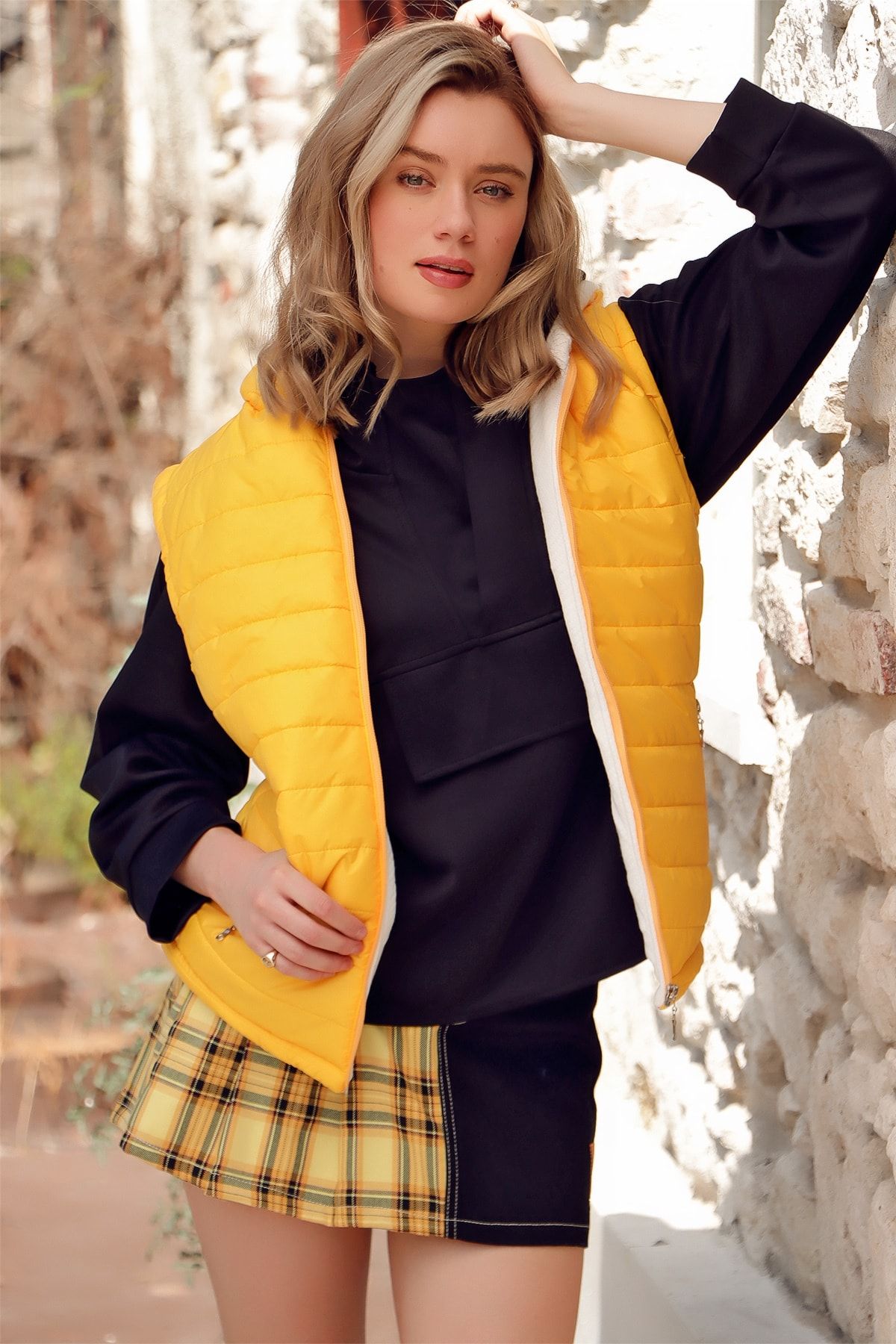 Trend Alaçatı Stili Kadın Sarı Kapüşonlu Çift Cepli Paraşüt Kumaş Termal Şişme Yelek ALC-X7179