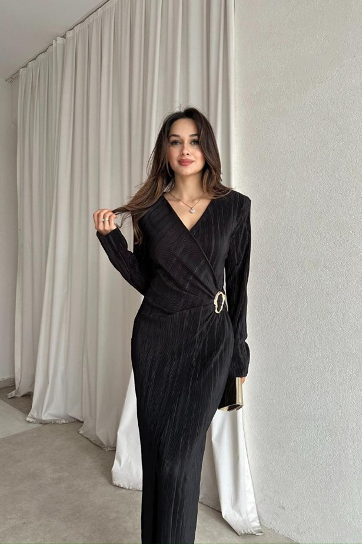 MODAMİNEM Kruvaze Yaka Toka Detaylı Kadın Siyah Plise Elbise | Abiye Elbise