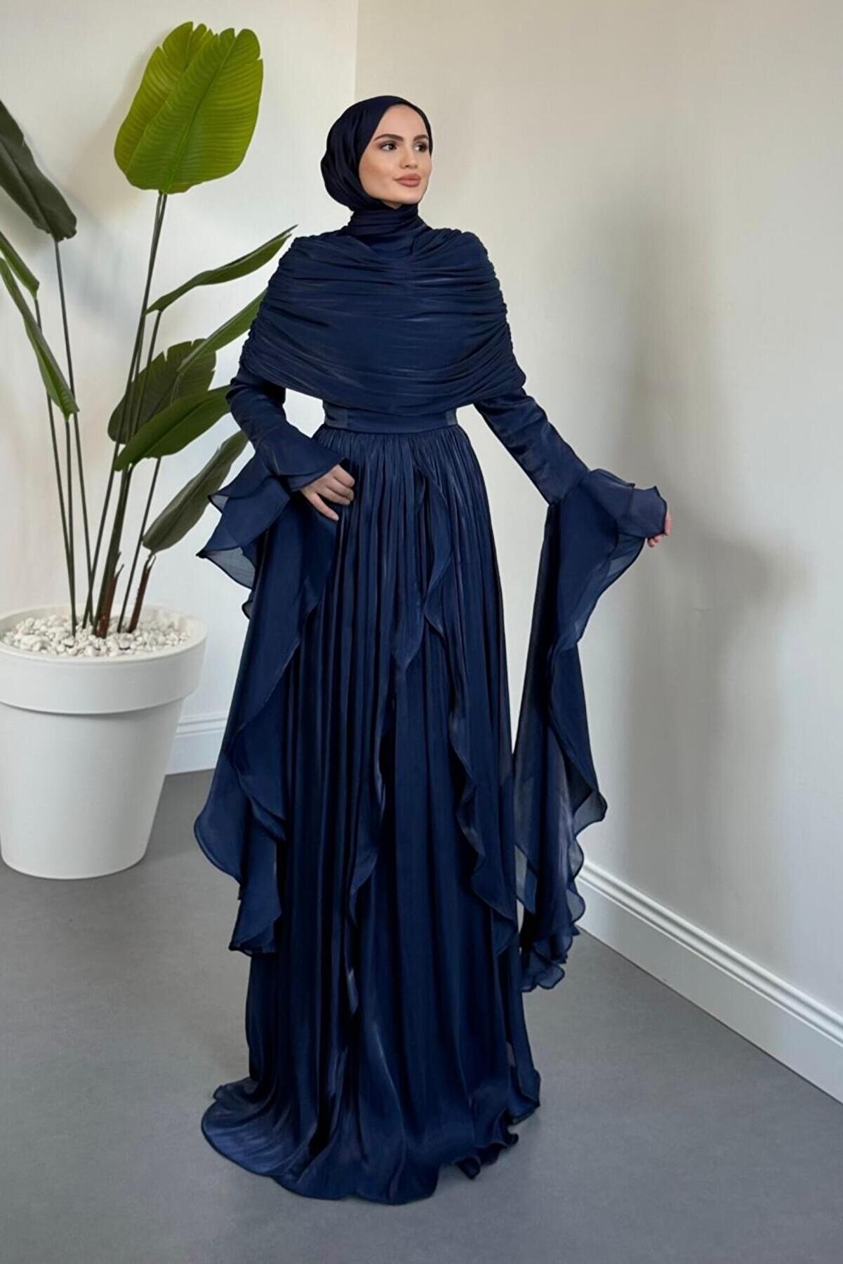 MERVEN AKYÜZ Naruna Pelerinli Fırfırlı Abiye Lacivert | ₺4000