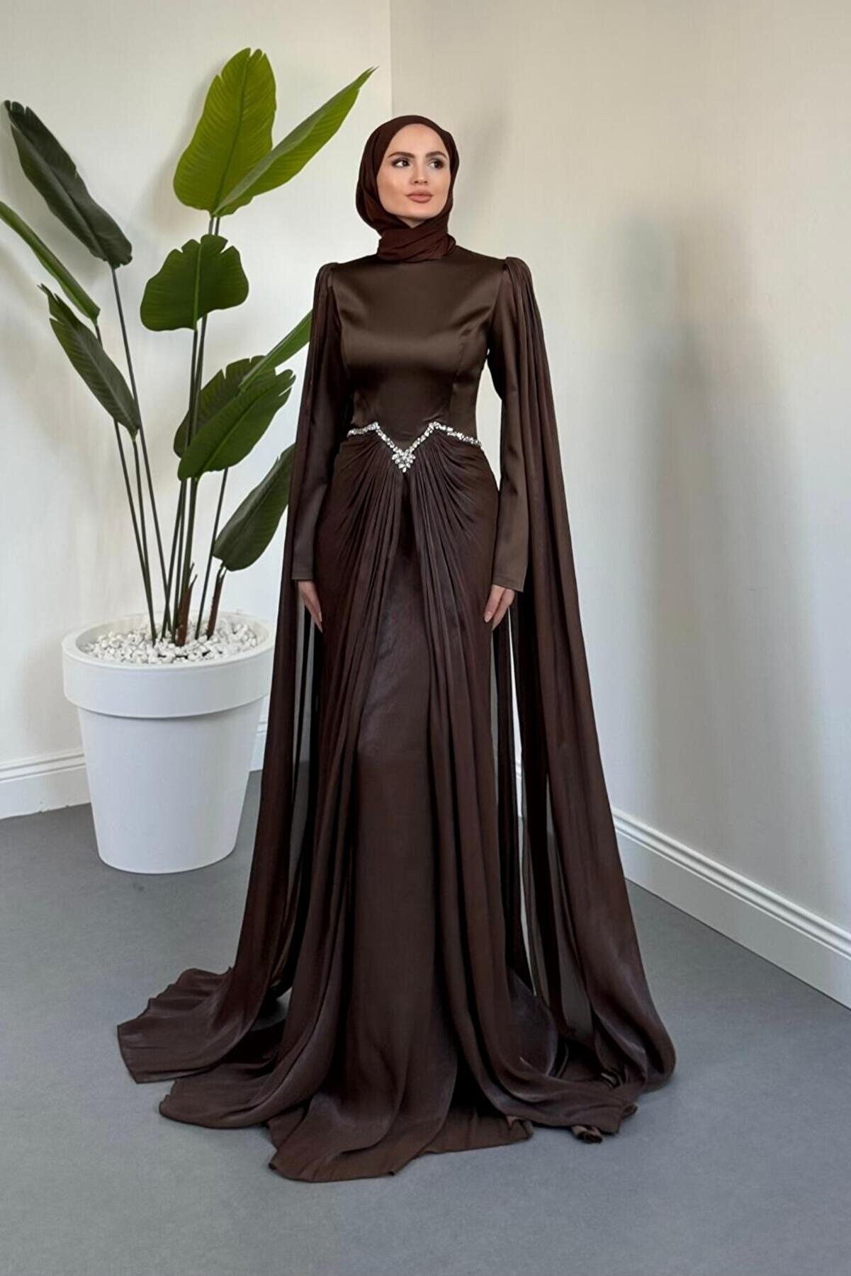 MERVEN AKYÜZ Loverna Taşlı Pelerinli Abiye Kahverengi - Elegant ve Şık Gece Elbisesi