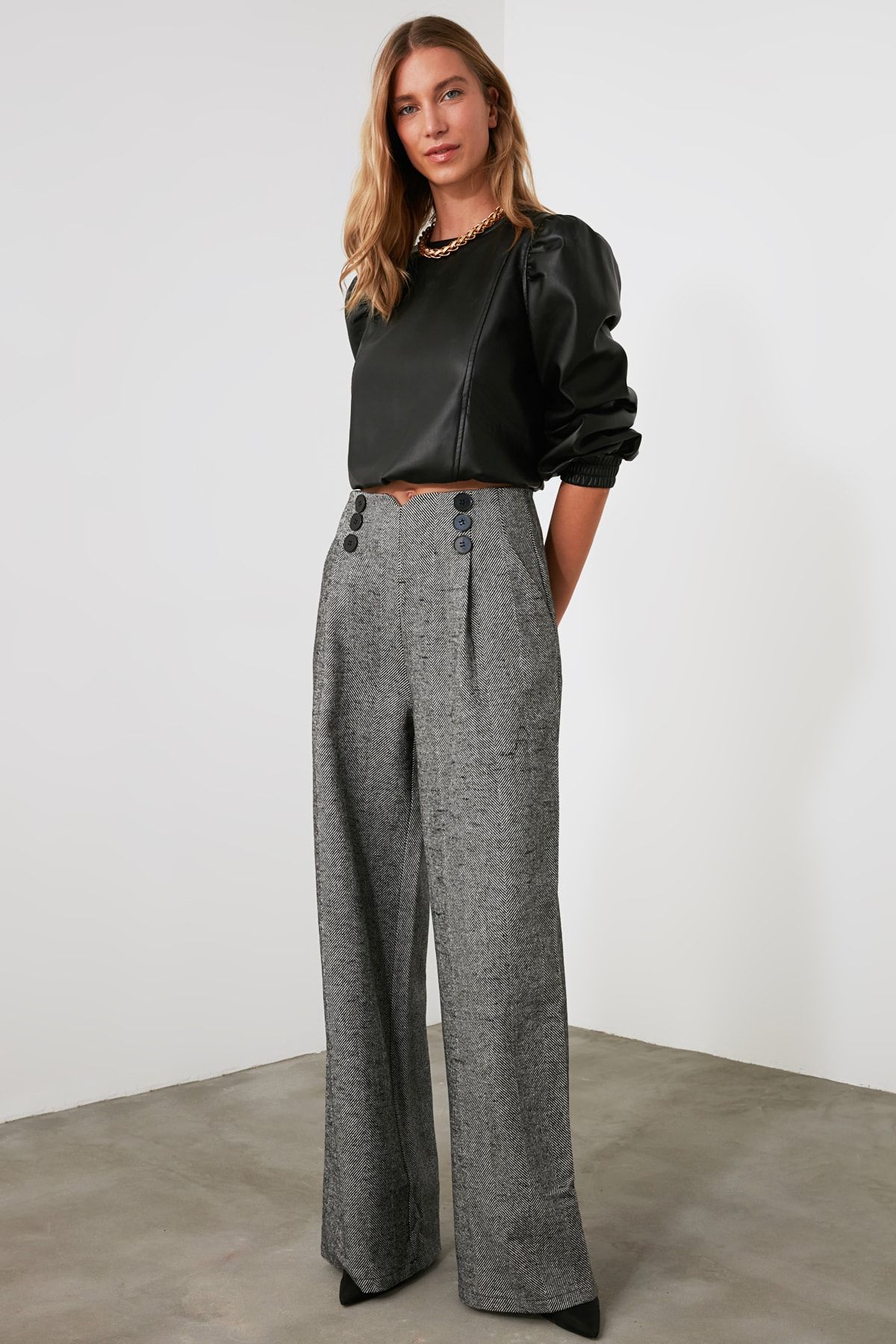 TRENDYOLMİLLA Gri Düğme Detaylı Wide Leg Dokuma Pantolon TWOAW21PL0492