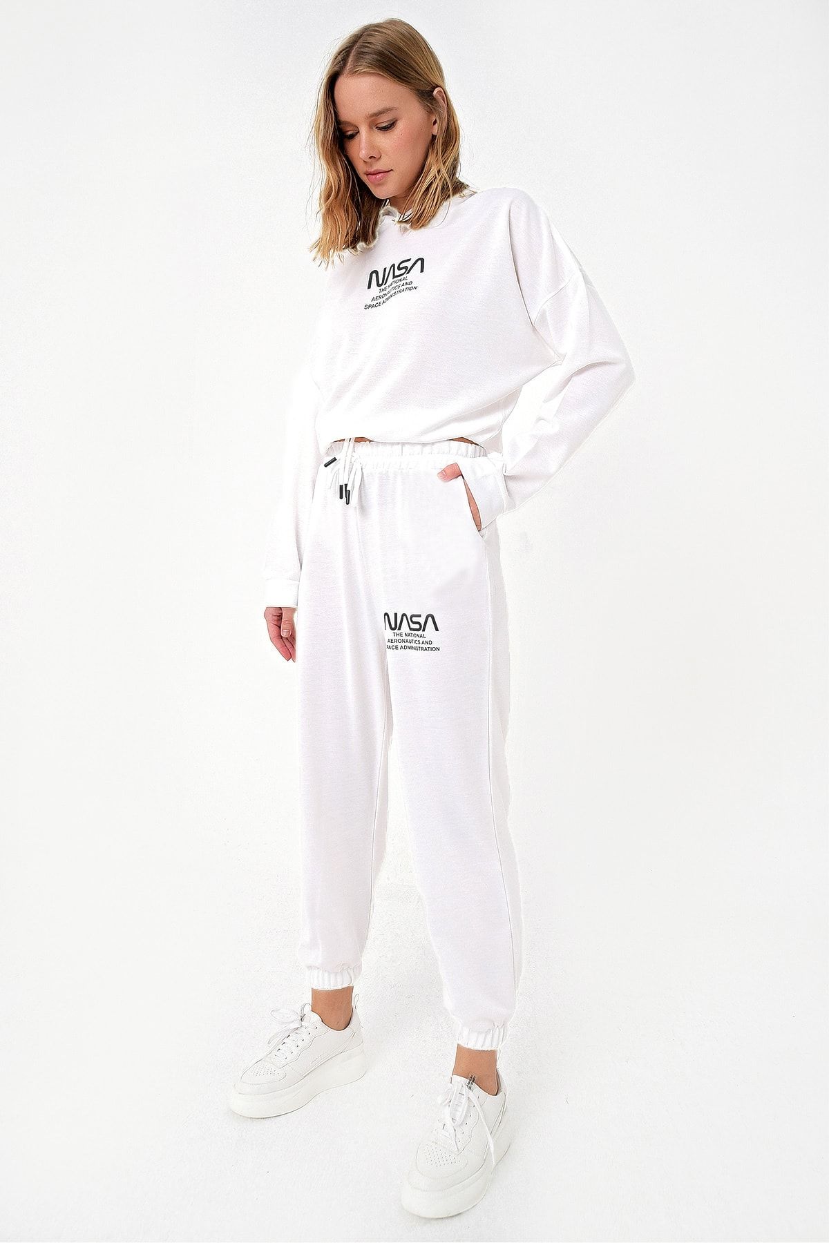 Trend Alaçatı Stili Kadın Beyaz Kapşonlu Baskılı Eşofman Takımı ALC-X5082