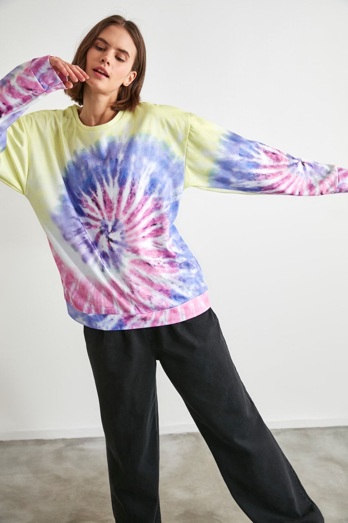 TRENDYOLMİLLA Çok Renkli Batik Desenli Örme Sweatshirt TWOAW21SW0940