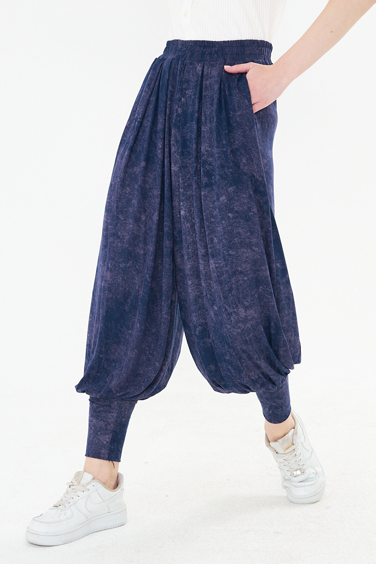 ESPİNA Paçası Manşetli Batik Desen Cepli Likralı Viskon Şalvar Pantolon - ₺649