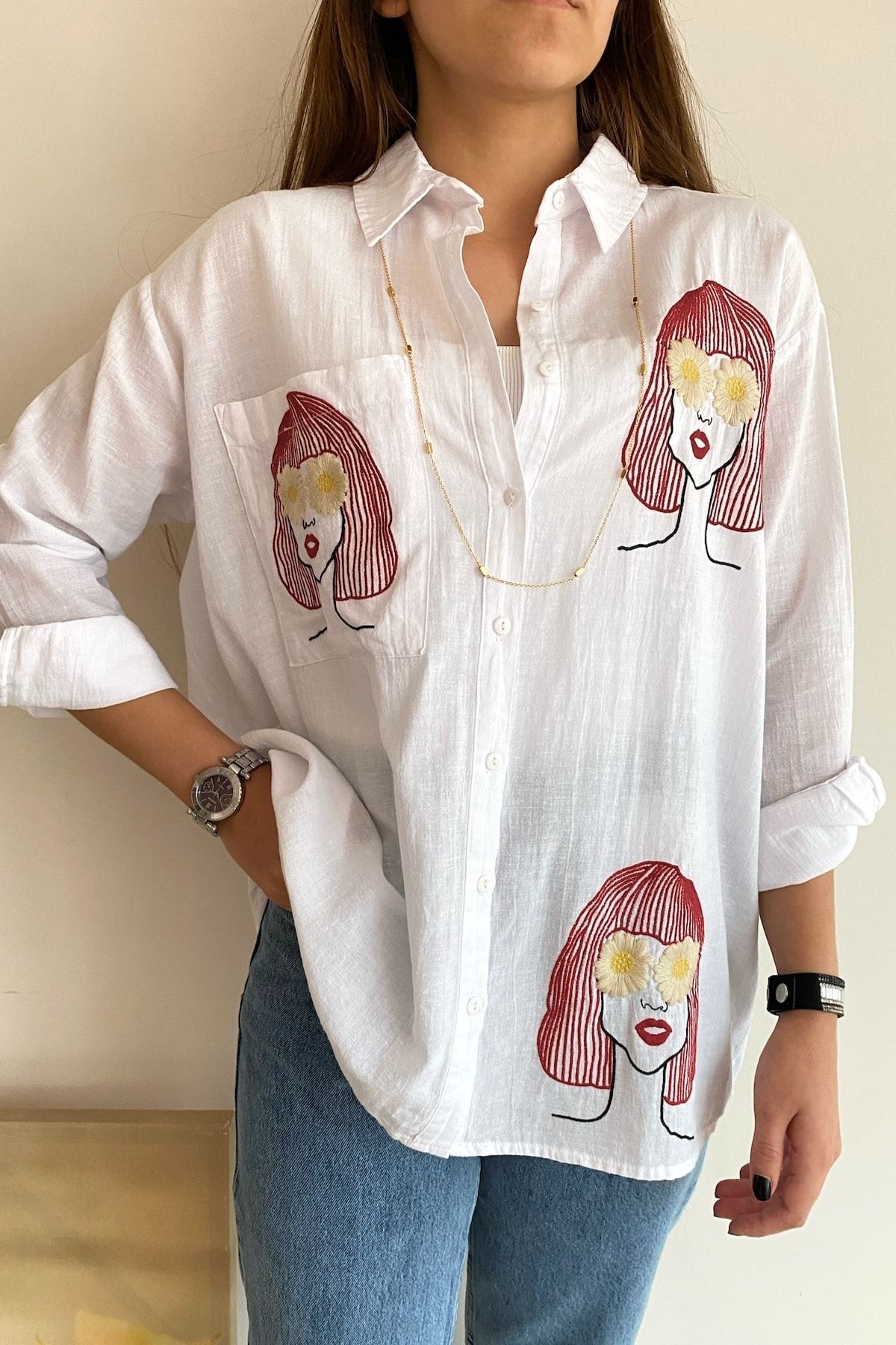 FEMELLE Kadın Beyaz Papatya Nakış Işlemeli Tek Cepli Pamuk Gömlek ( 1 Beden Ufak Alınız )