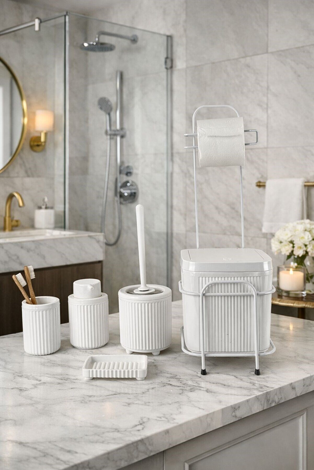 DecorEv Modern Beyaz Standlı Banyo Aksesuar Seti - Click Kapaklı Banyo Kovası, Sabunluk, Diş Fırçalık Seti