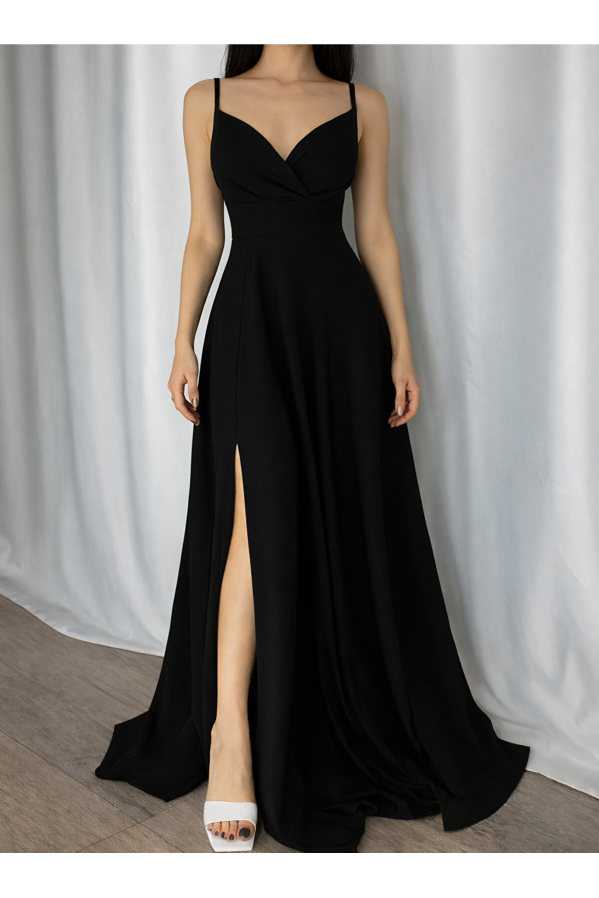 LACASE Siyah Askılı Kruvaze Yaka Yırtmaçlı Maxi Abiye Elbise - ₺549