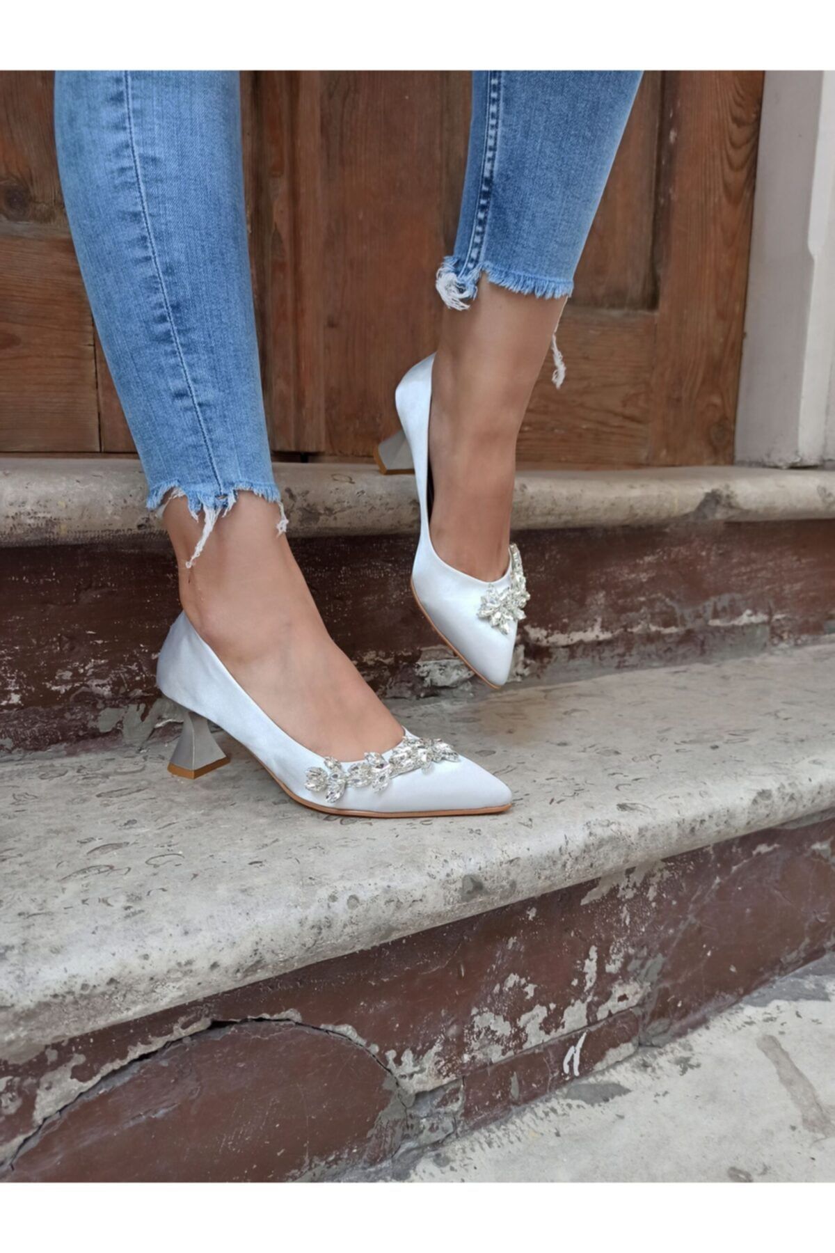 Atelierby DS Kadın Gümüş Saten 5 Cm Yaprak Taşlı Topuklu Ayakkabı