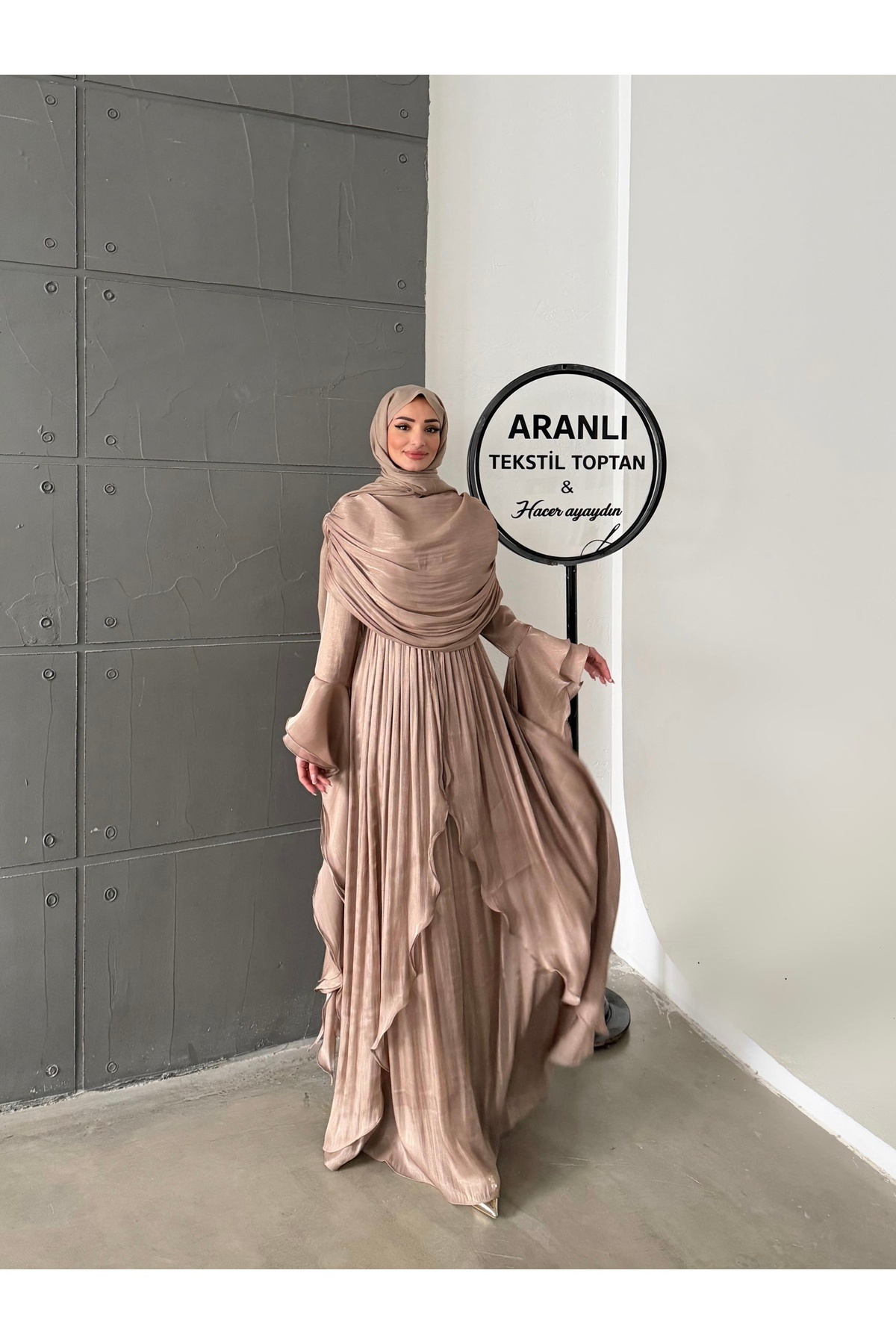 Aranlı Textil Drape Detaylı Kolları Fırfırlı Pelerinli Tesettür Abiye - Belina Abiye