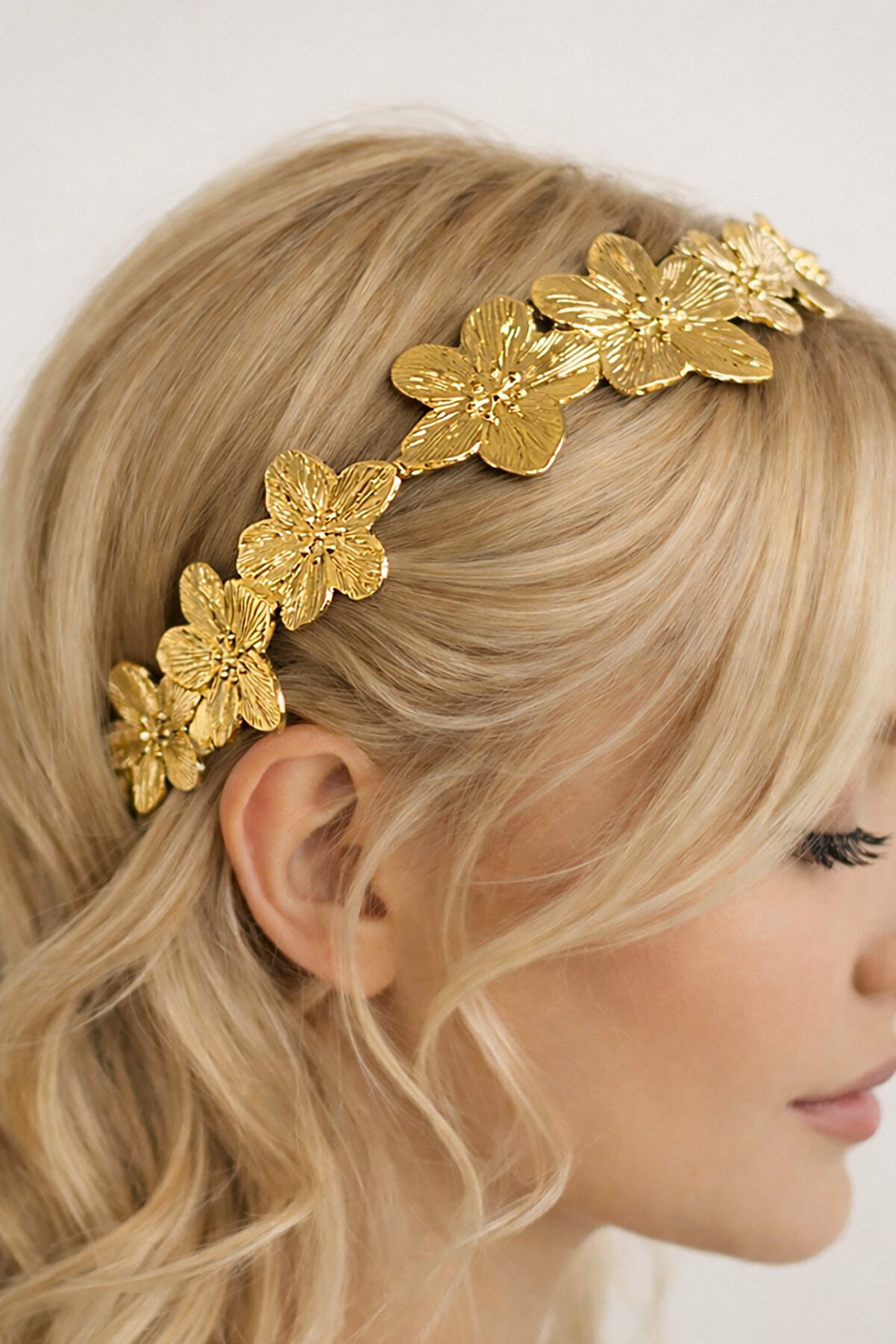 Takıştır Altın Renk Metal Çiçek Figürlü Taç | Ürün Kodu: 37497