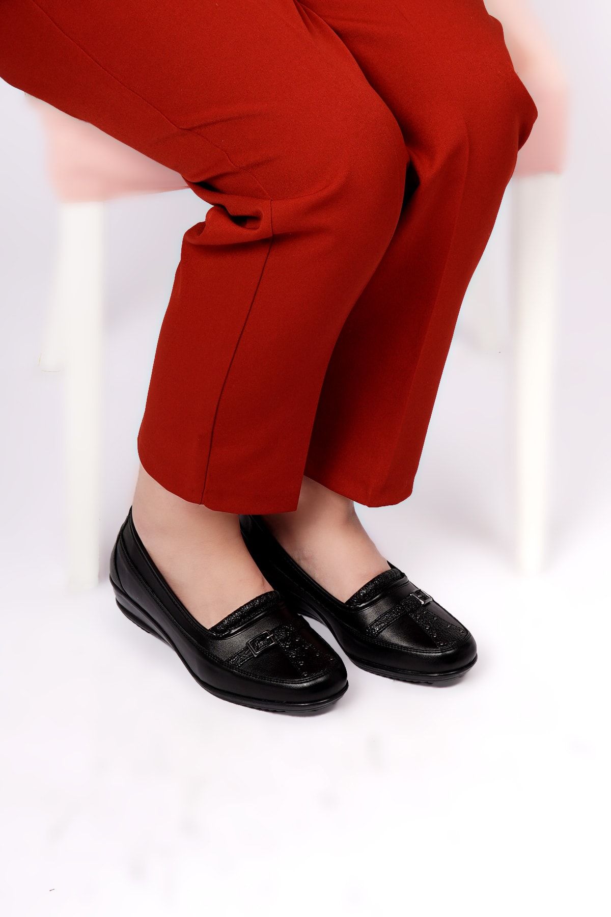 Hoba Kadın Ortopedik Siyah Önü Toka Detay Içi Deri Alçak Taban Günlük Rahat Ayakkabı