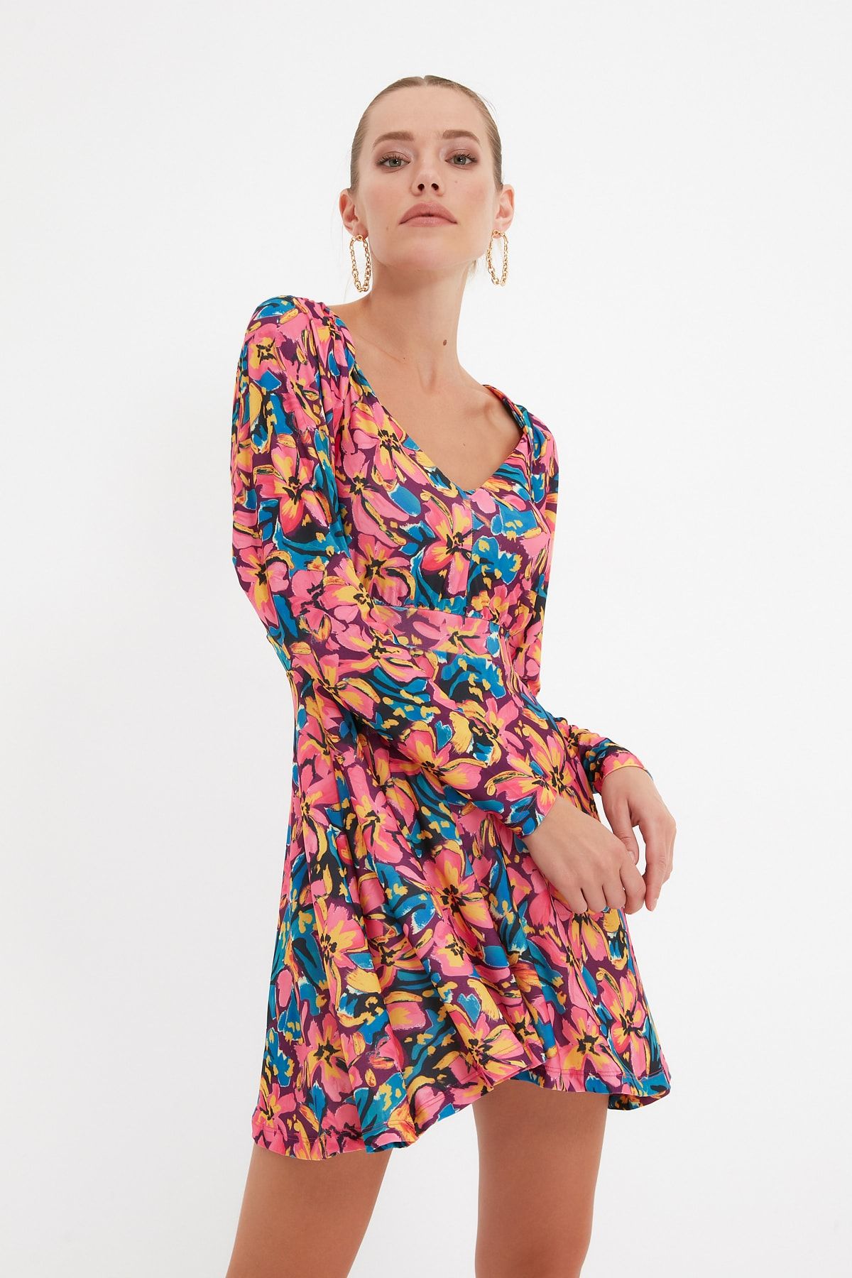 TRENDYOLMİLLA Çok Renkli Sırt Detaylı Örme Elbise TPRAW22EL1417
