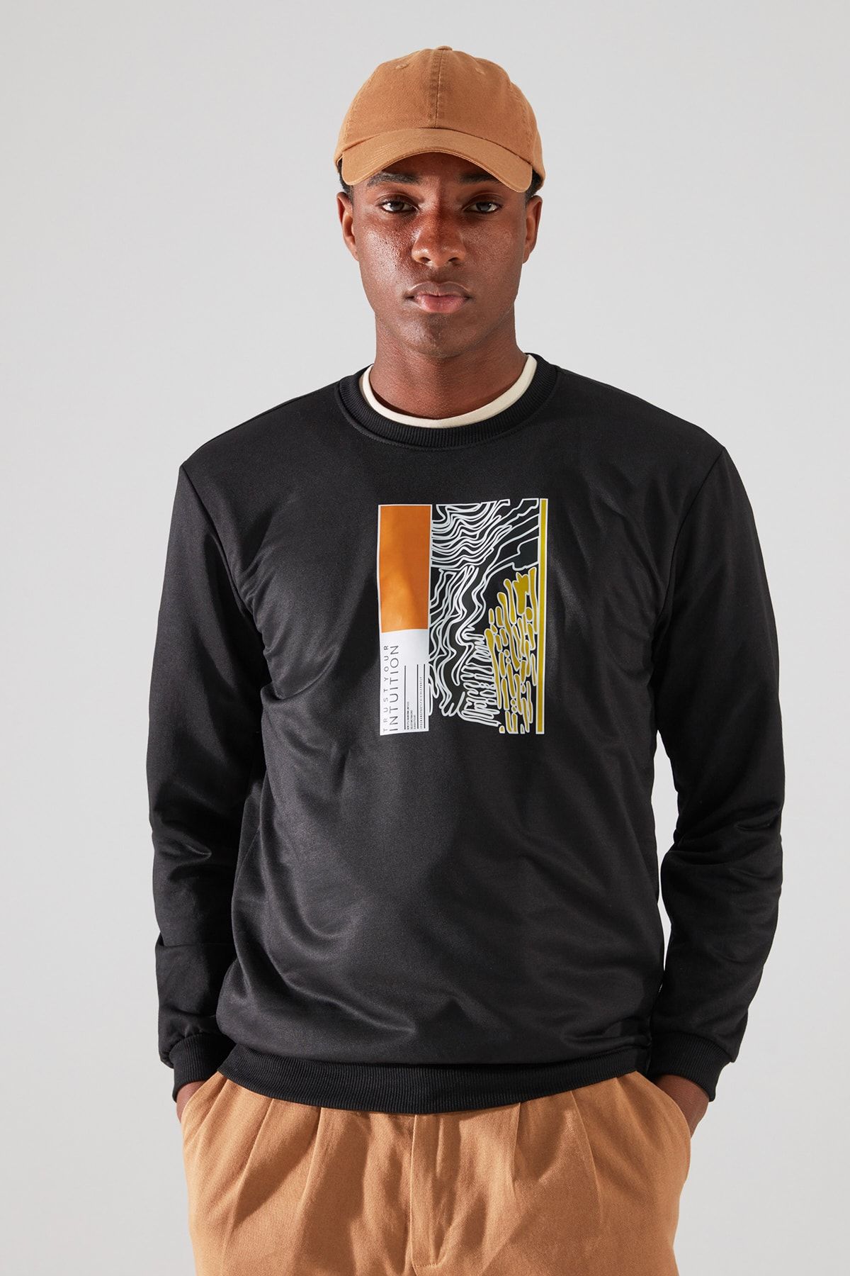 TRENDYOL MAN Siyah Erkek Regular Fit Sweatshirt TMNAW22SW0350